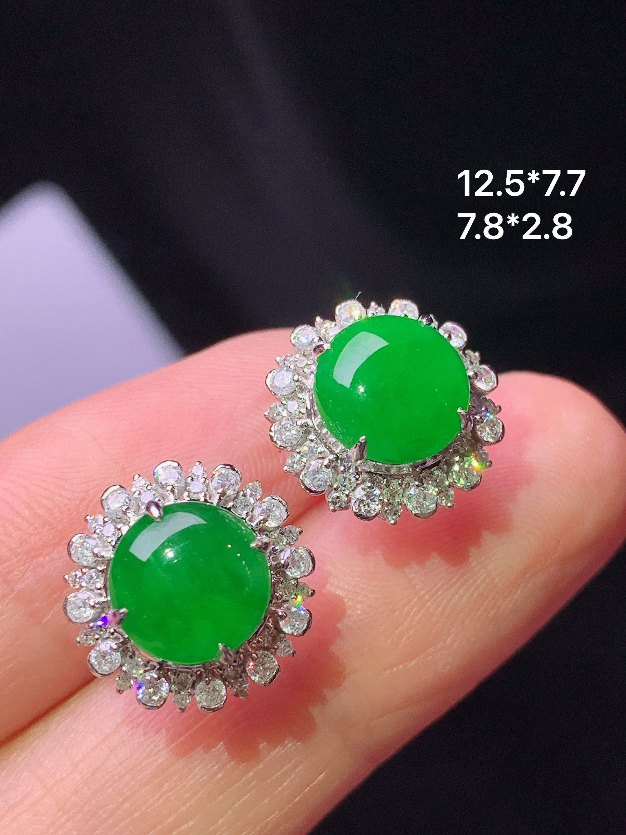 18k金钻镶嵌满绿蛋面耳钉 玉质细腻 色泽艳丽清新 水润亮眼 整体尺寸12.5*7.7f1