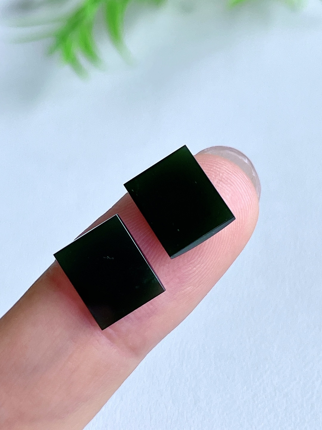 墨翠马鞍戒面一对，缅料，无裂，性比高，尺寸10.3/8.7/2.2，重量0.6克