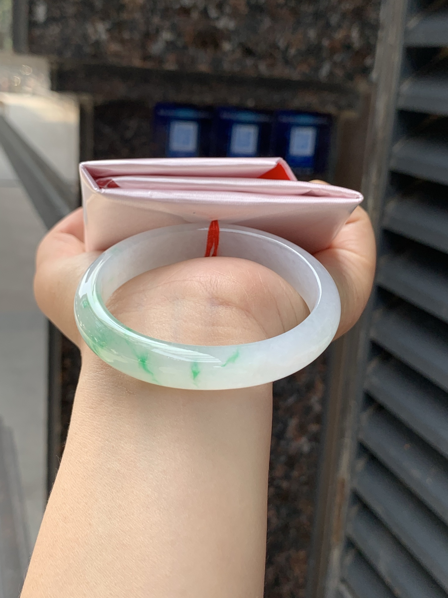 冰飘阳绿贵妃，53.4-45.2-11.5-11.2，0426-N544，打灯棉线，底妆冰透润细腻，飘一抹冰阳绿花，鲜艳得像新冒头的嫩芽，灵动清新，即柔和又充满生机。