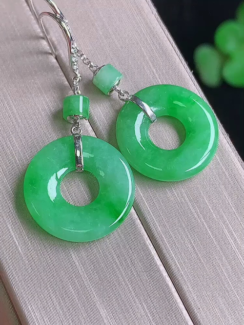  ，18k金镶飘绿耳坠，无裂，尺寸14.6/2.5，№;y2519 23