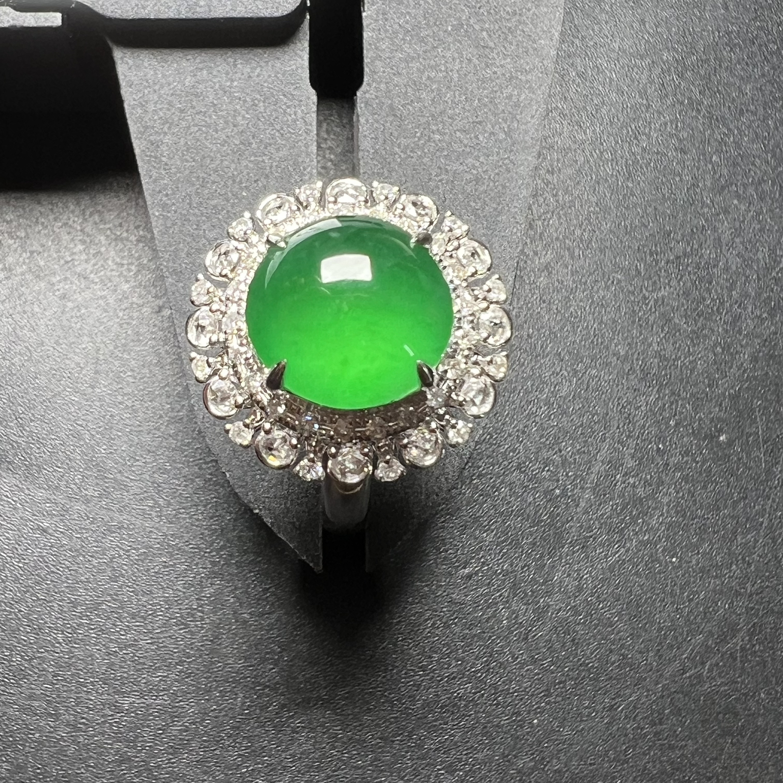 满绿戒指，种好饱满，整体16.6*15.5*12.9 裸石尺寸9.7*9.3*5.5