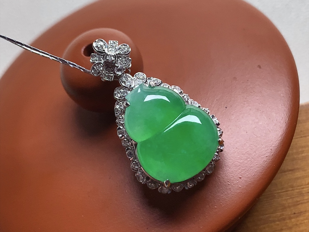 ️ 冰种阳绿葫芦 镶嵌18k金，色泽漂亮，种水很好，无裂，尺寸24/13.8/8.8