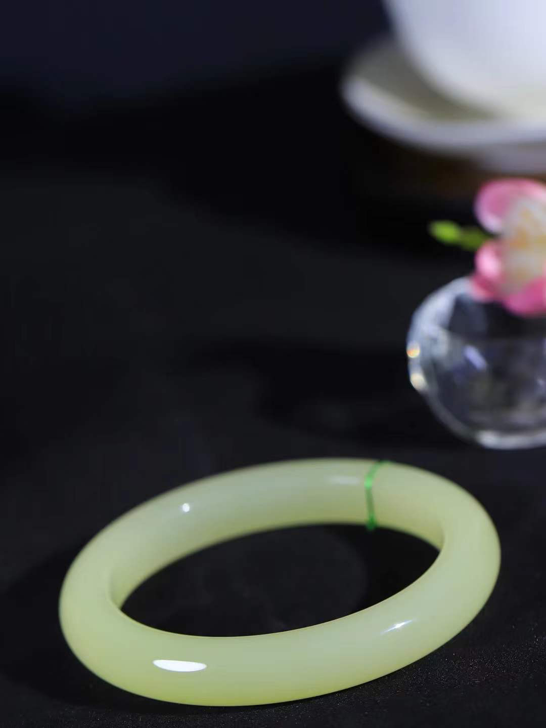 （冬日暖阳.手镯）

精品️和田玉黄口手镯 质地油润，大气雅致，清风明月潺潺，浮浮洗尽铅华随于心，净于念……重46.7克  尺寸55-10.9-8.9mm fDA-99402274