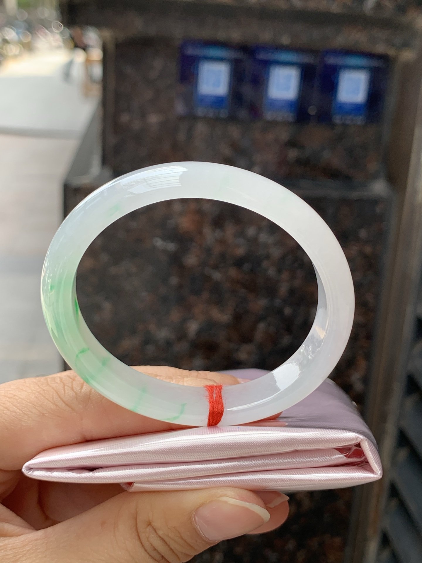 冰飘阳绿贵妃，53.4-45.2-11.5-11.2，0426-N544，打灯棉线，底妆冰透润细腻，飘一抹冰阳绿花，鲜艳得像新冒头的嫩芽，灵动清新，即柔和又充满生机。