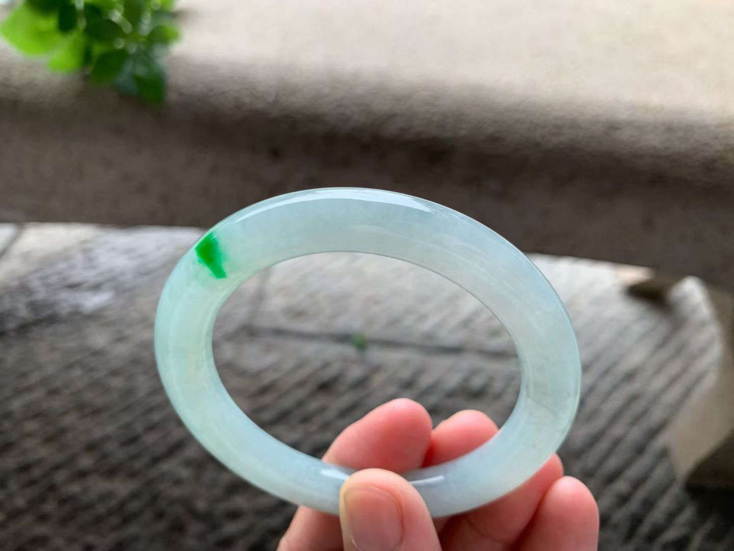 飘正阳圆条手镯尺寸55*9.5*10 整圈微淡底色，水润光泽，一抹翠色正阳鲜辣，青翠耀眼！