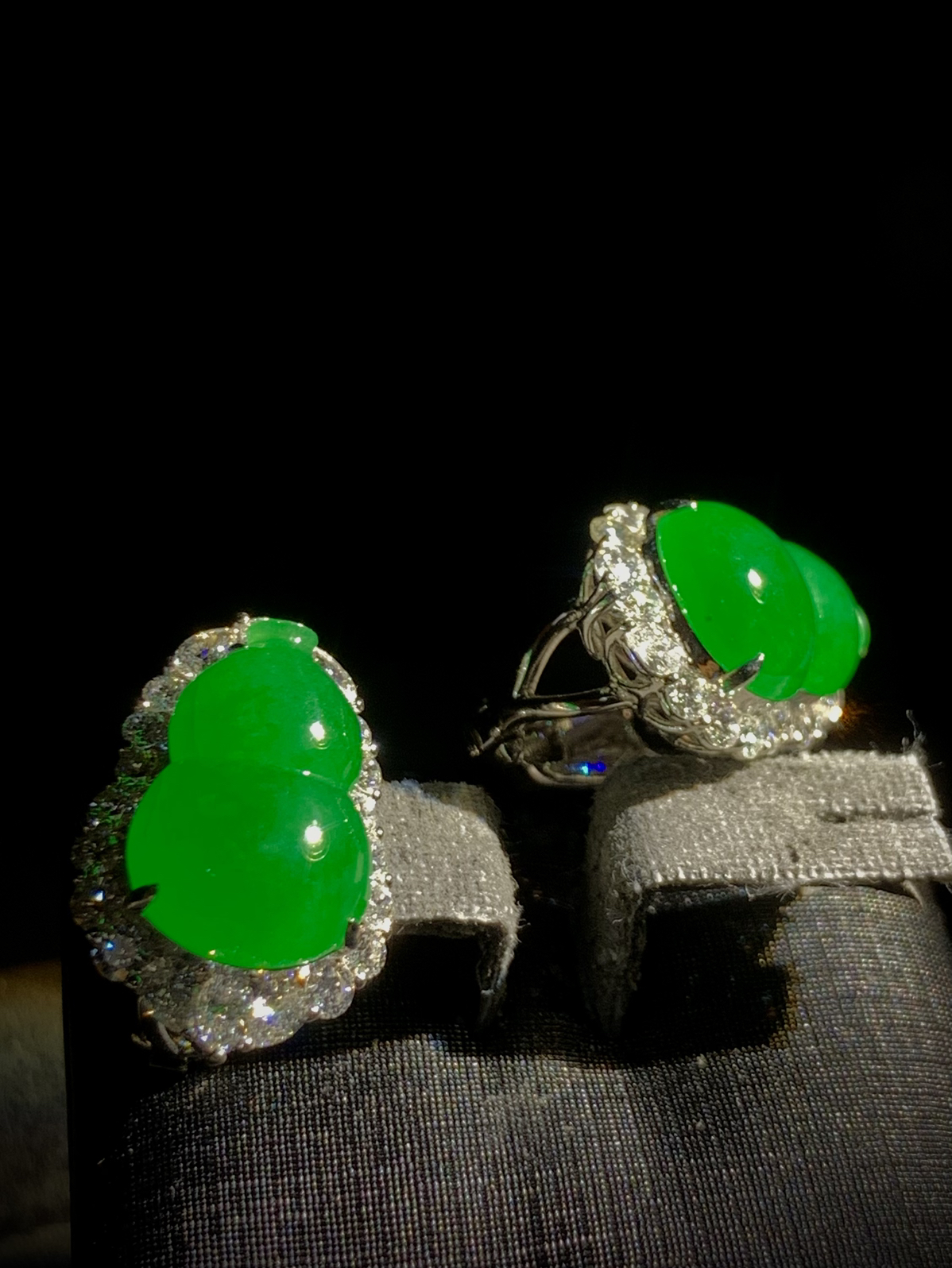 葫芦耳拍耳钉，裸石16-11-4.5mm，
整体21.5-14.8-9.5mm，
18K金，南非钻，11.66g，