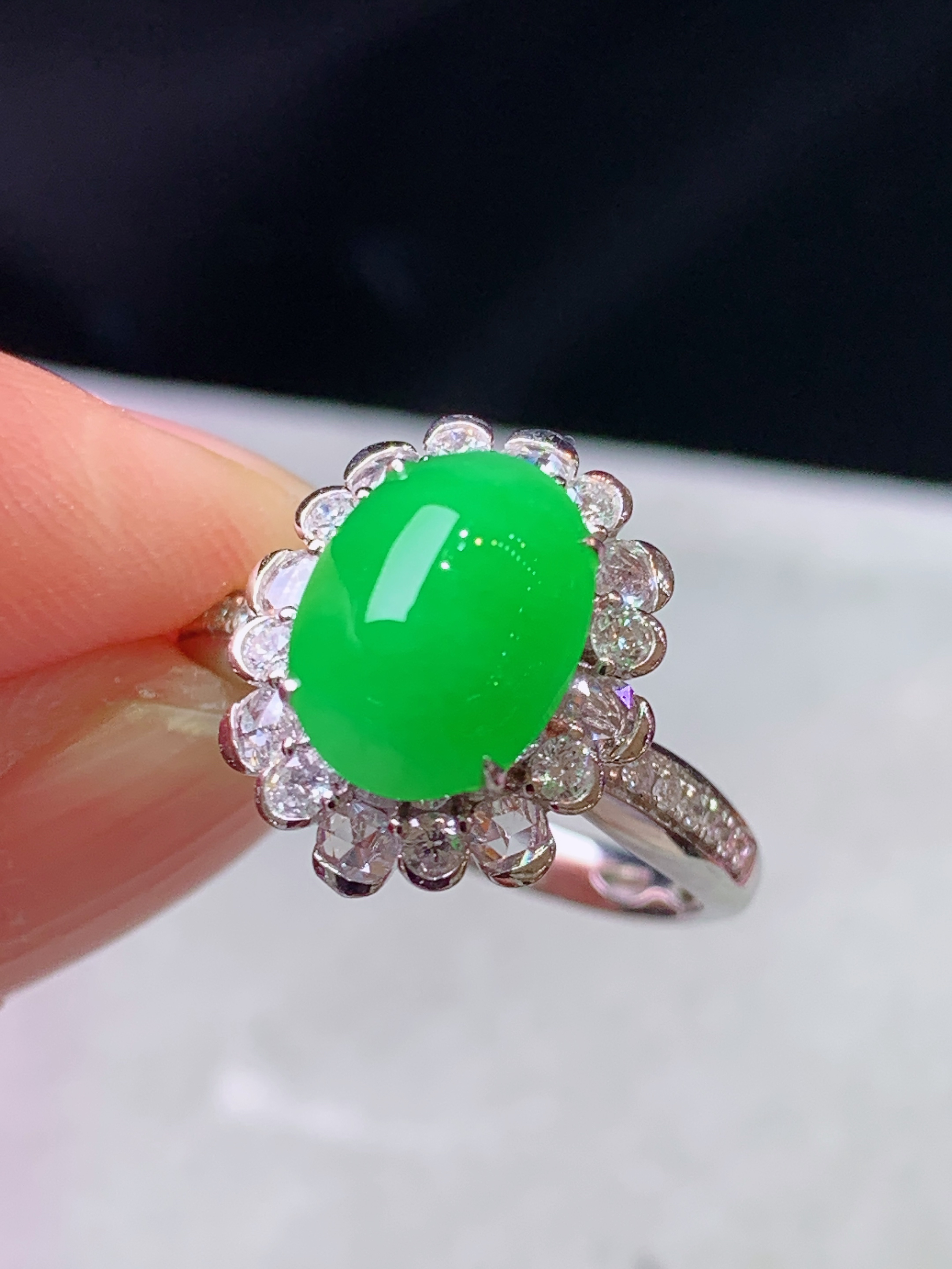 18k金钻镶嵌冰阳绿蛋面戒指 玉质细腻 色泽艳丽清新 水润亮眼 圈口14 整体尺寸14.5*12.2*11b7