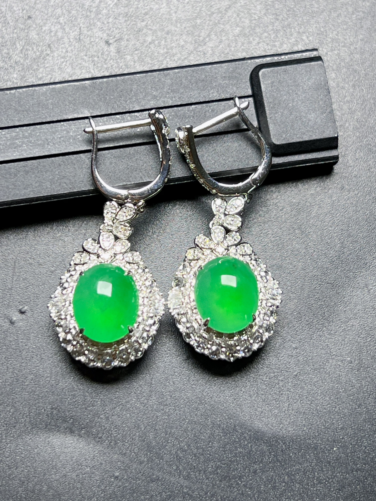 满绿耳坠种好色阳，整体尺寸33.5*15*10.5裸石尺寸10*8.5*4.3