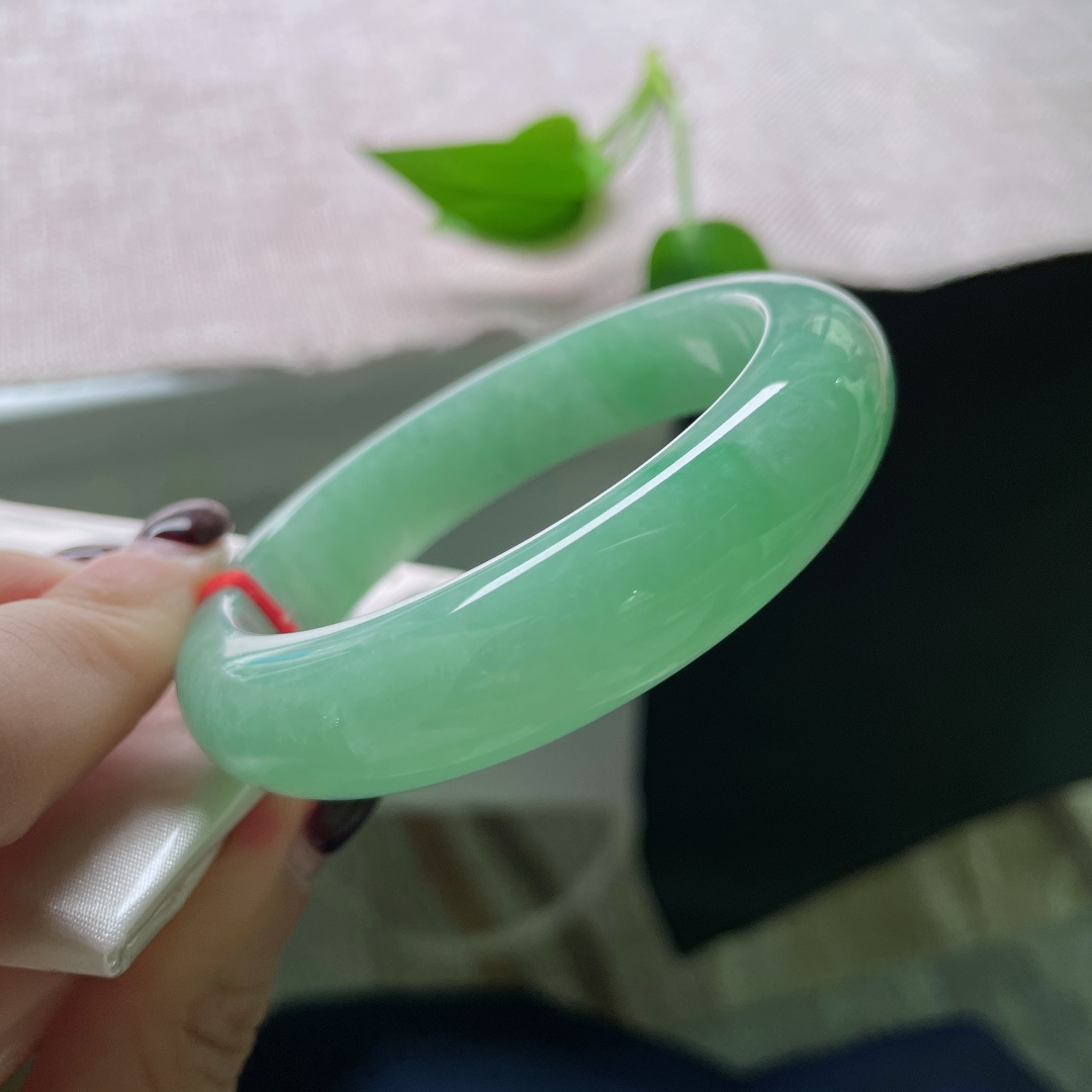 55.6/13.9/9绿底正圈，水润细腻，茶烟氤氲，染透一室江南。无裂。ss50855a