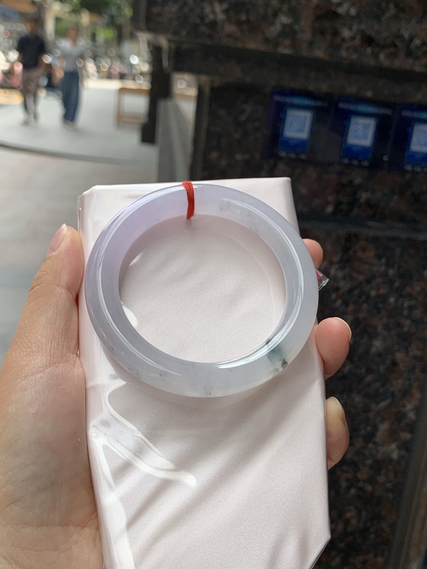 冰紫飘花圆条，54.5-10.7-10.2，0426-118-35，打灯细纹，表皮微扣，底妆冰润清透如初雪，烟紫漫溢若晨曦，翡色灵花随光舞动，似水墨晕染的江南画卷，腕间流转一抹诗意浪漫