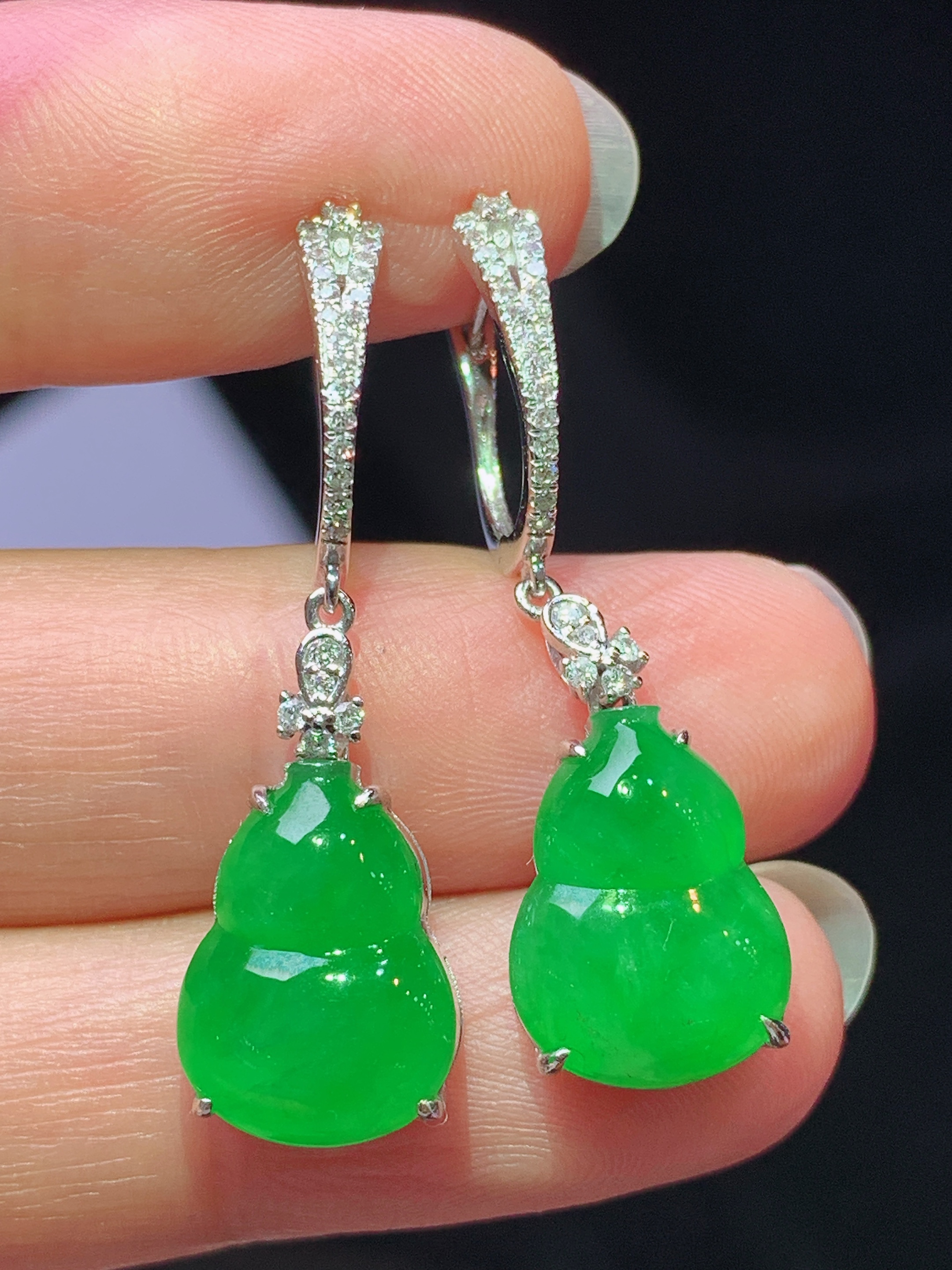 18k金钻镶嵌满绿葫芦耳坠 玉质细腻 色泽艳丽清新 水润亮眼 整体尺寸33.5*10.2*5.6f1