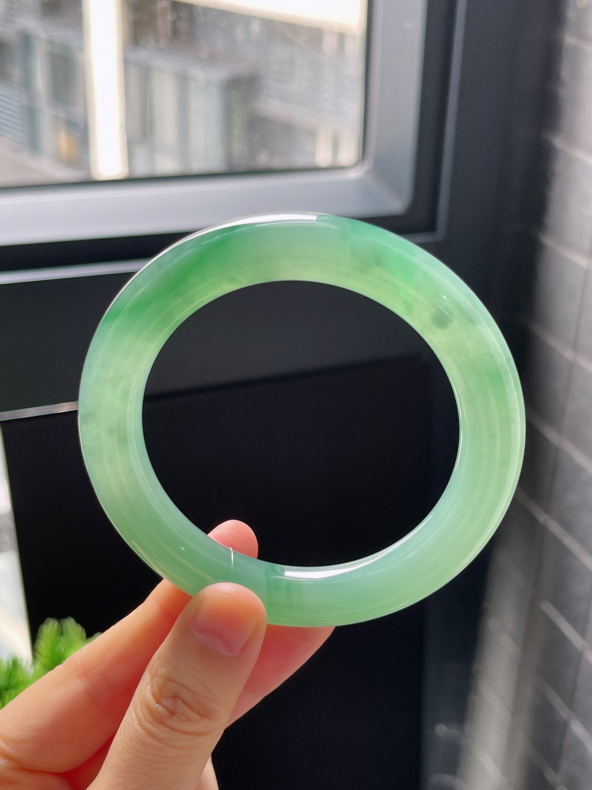 圆镯57.5圈口，翡翠冰糯种绿色手镯