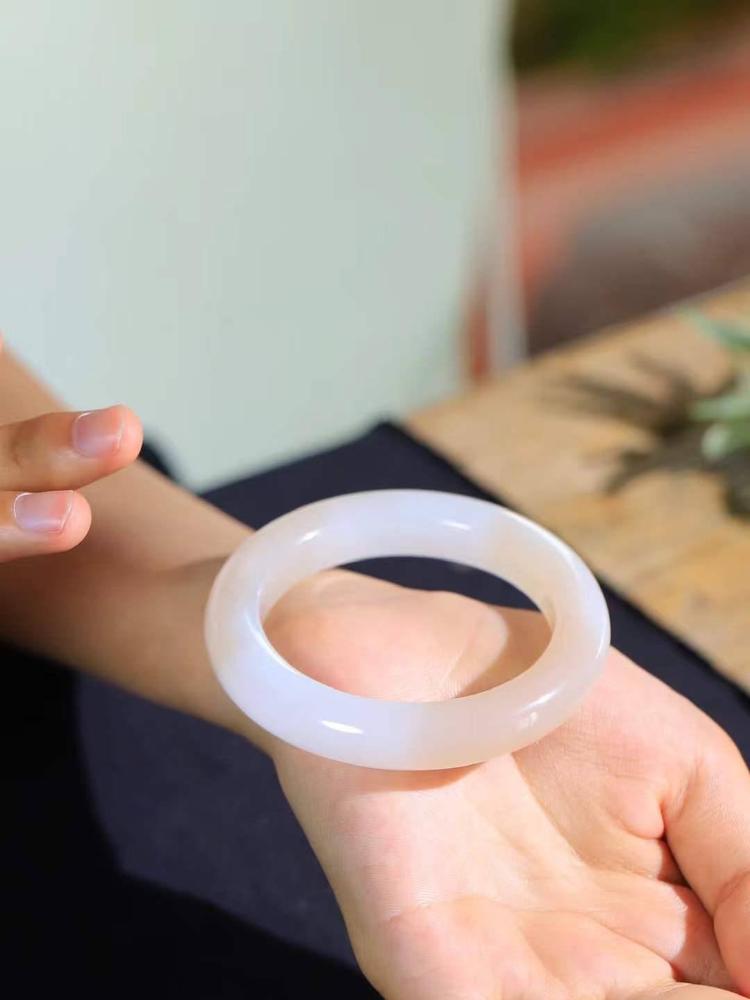 （一见倾心.手镯）

精品和田玉白玉藕粉双色手镯，玉质温润细腻 油性十足 手感舒适，高华雅逸，线条流