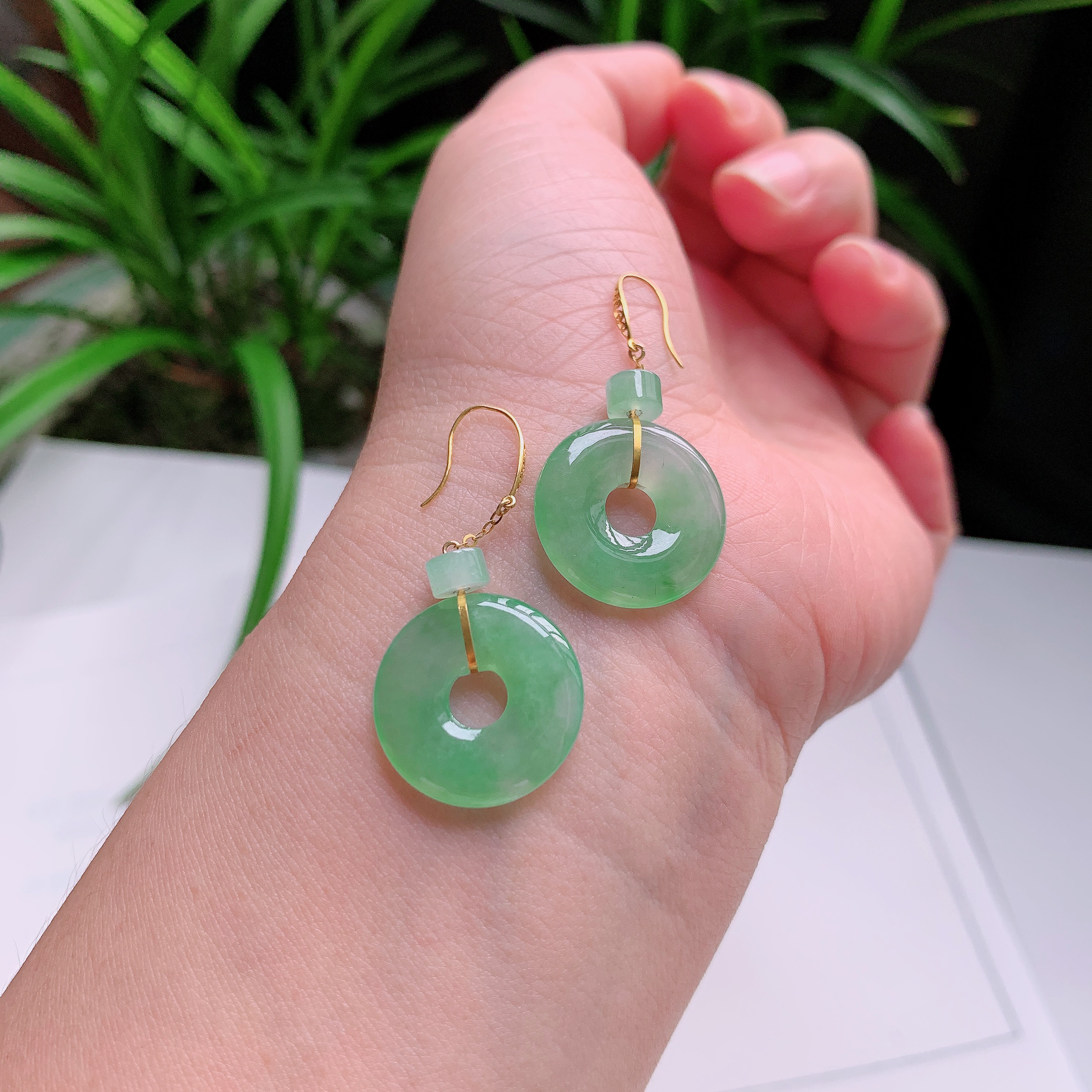 18K镶嵌天然翡翠缅甸A货冰阳绿平安扣耳环，5.02克