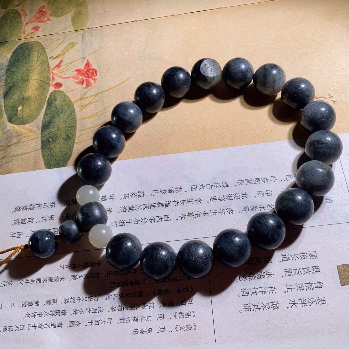 新疆和田玉籽料青花手持 单颗尺寸12重56.5克。玉质细腻油润。手推出油。佩戴高端典雅。lt260424