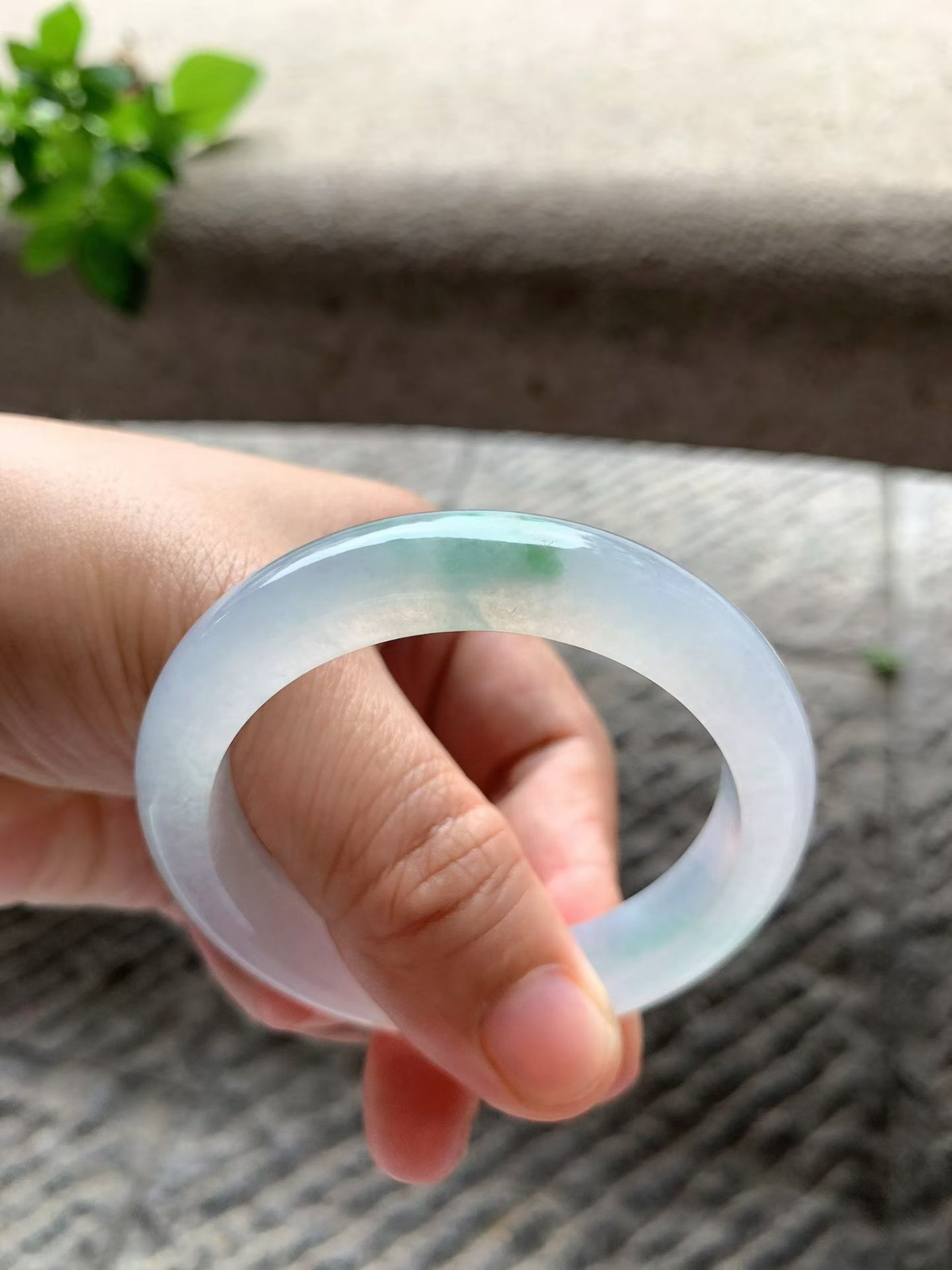 淡春彩正圈手镯尺寸50*12.8*8 老种通透，冰凝胶润，水头十足，淡粉紫底，柔和淡雅，飘几抹清新绿，灵动雅致，花色一处白棉！