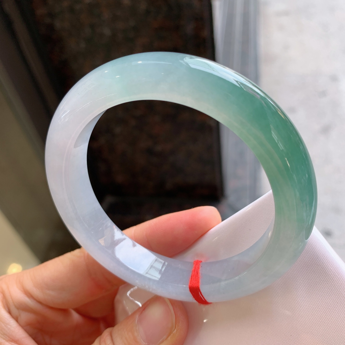 正圈冰种，有杂质，尺寸：59/11.8/10，大圈口