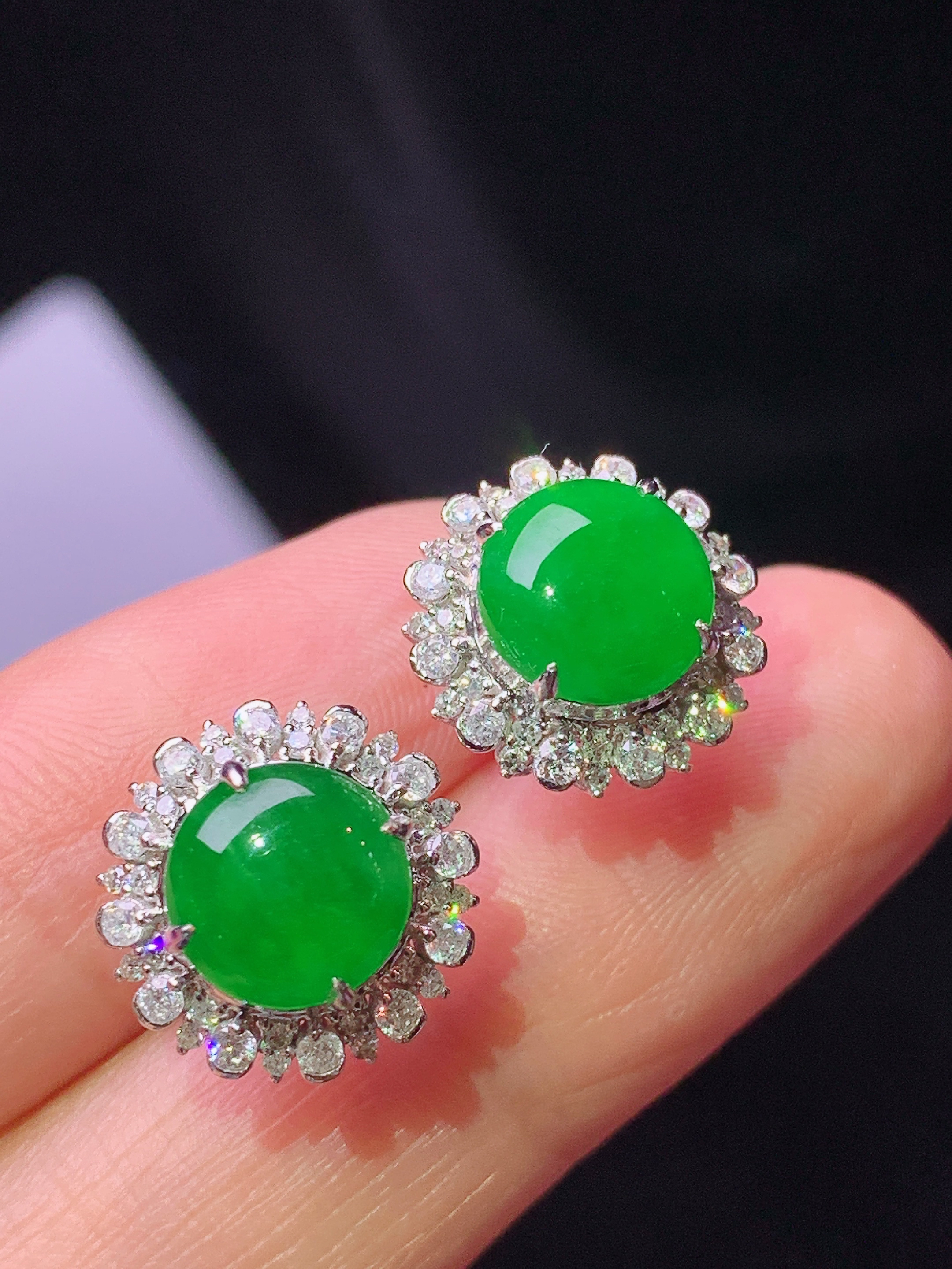 18k金钻镶嵌满绿蛋面耳钉 玉质细腻 色泽艳丽清新 水润亮眼 整体尺寸12.5*7.7f1