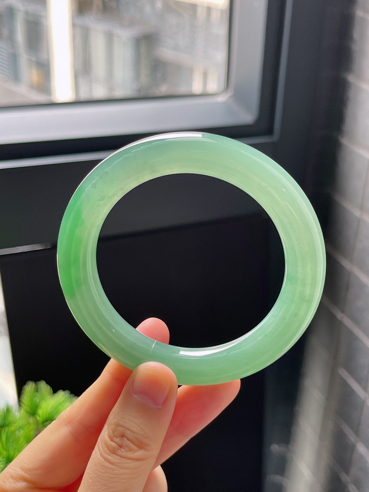 圆镯54.8圈口，翡翠冰糯种绿色手镯