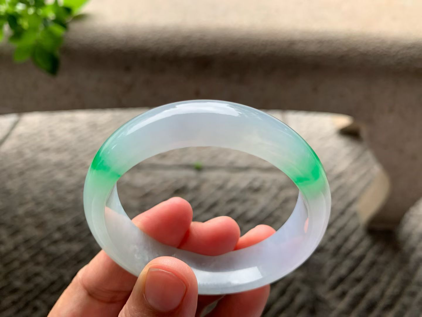 正阳绿正圈手镯尺寸52.5*14.5*7.5 老种通透，纯净细腻，胶润水足，微淡粉底，翠色正阳鲜辣，青翠耀眼，贵气十足！