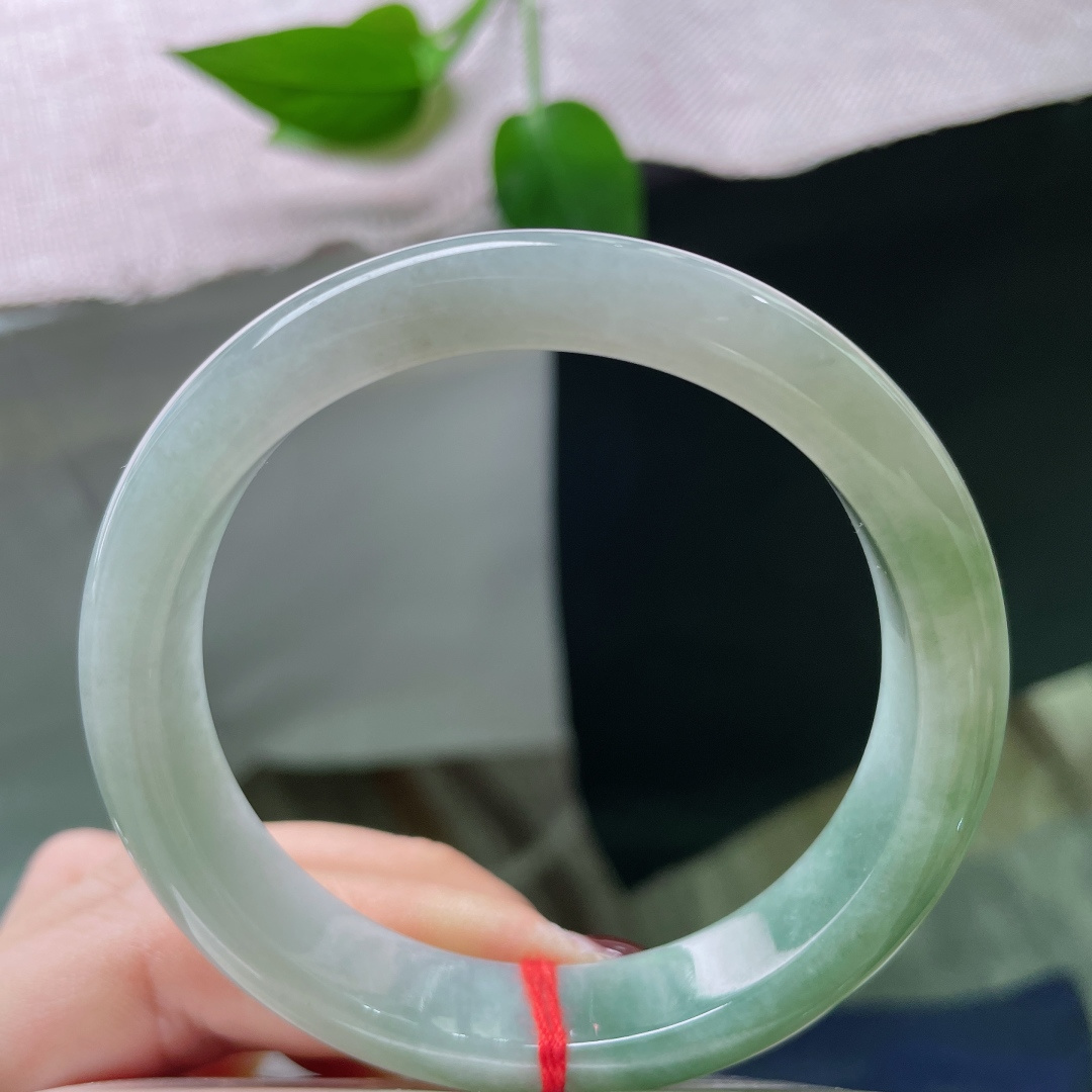 56.4/12.2/7.5，油绿底正圈，颜色渐变，水润，种老，一镯两戴，有棉线，ss48626a