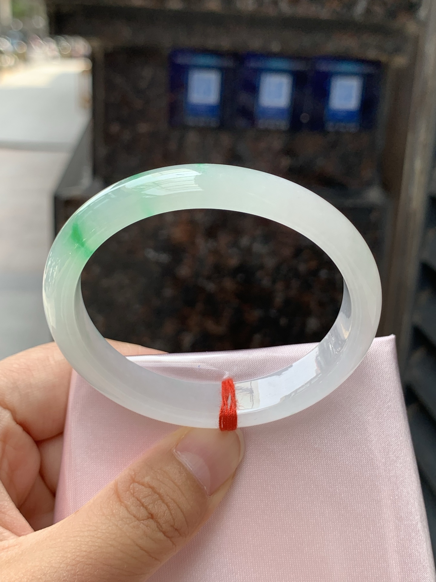 冰飘阳绿贵妃，53.4-45.2-11.5-11.2，0426-N544，打灯棉线，底妆冰透润细腻，飘一抹冰阳绿花，鲜艳得像新冒头的嫩芽，灵动清新，即柔和又充满生机。