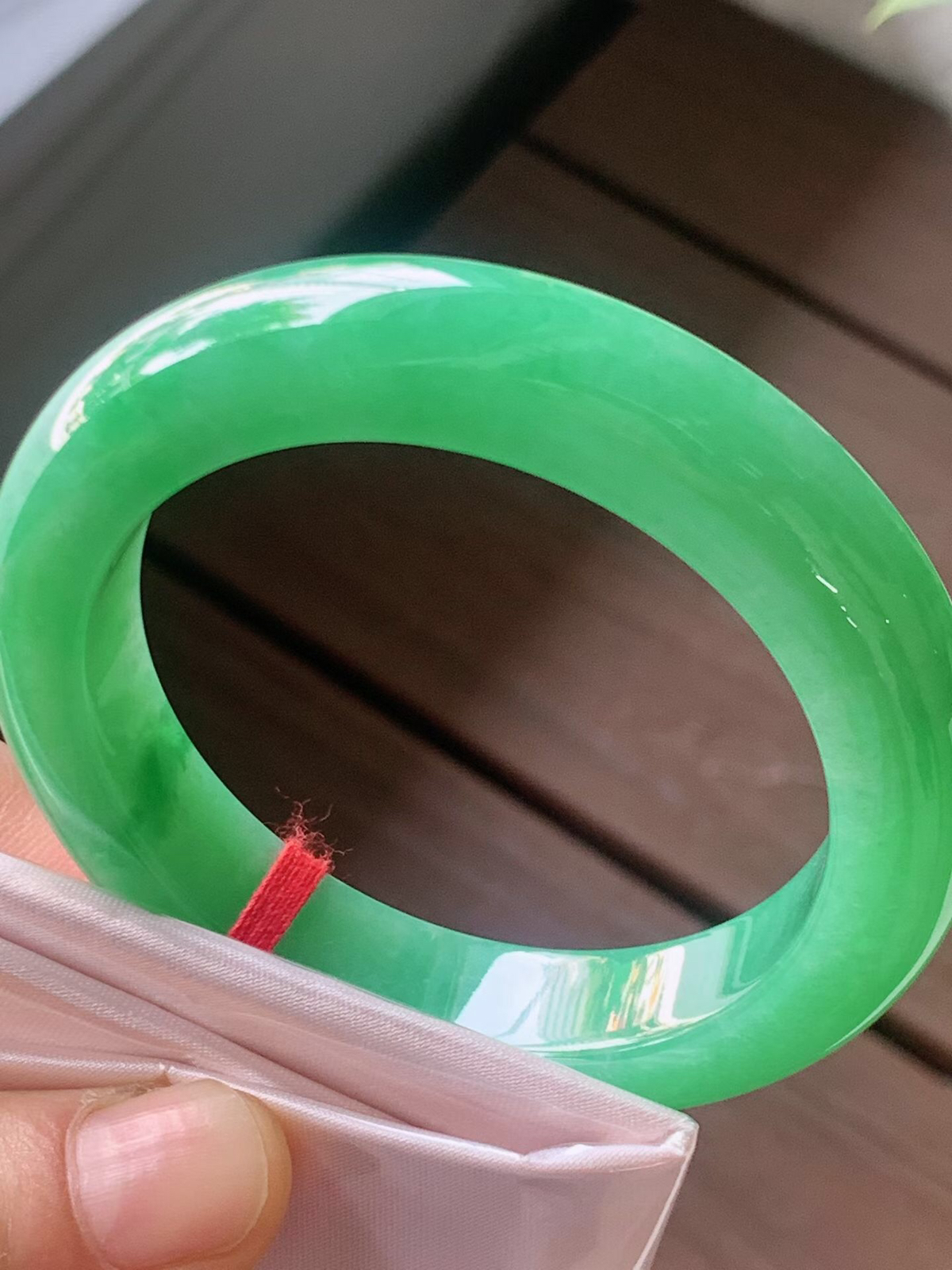 【翡翠名称】老坑种满绿53.5正圈口手镯
【翡翠尺寸】53.5/12.1/9.1mm适合52.5-55正圈口佩戴
【翡翠描述】宝贝种老水足，玉质细腻，色泽靓丽，性价比高，佩戴效果好！
【其它赠送】权威证书/精美挂绳盒子/支持全国复检