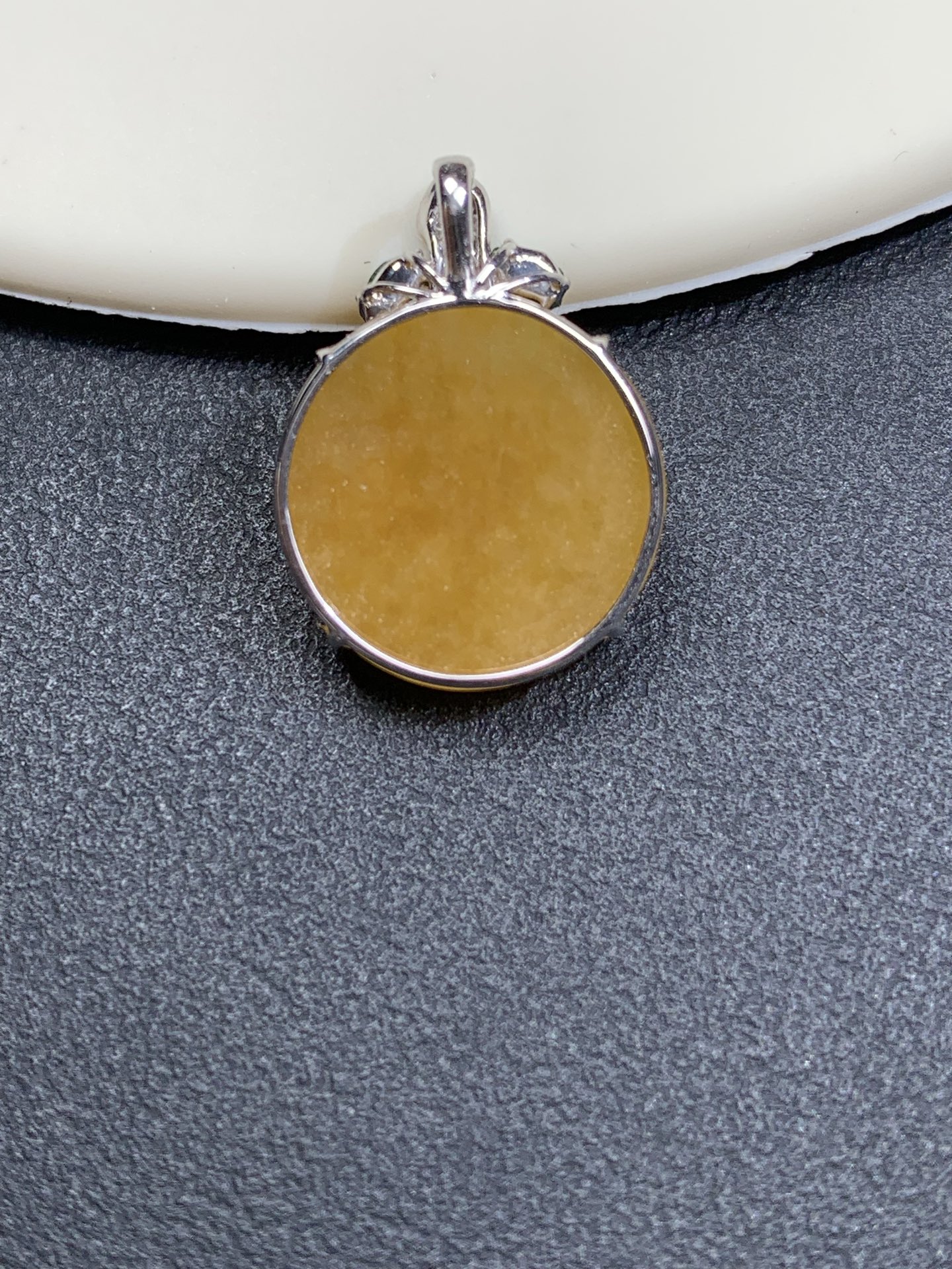 18k金镶嵌设计款冰黄无事牌吊坠19/14/3.6，裸石13.8/3.3