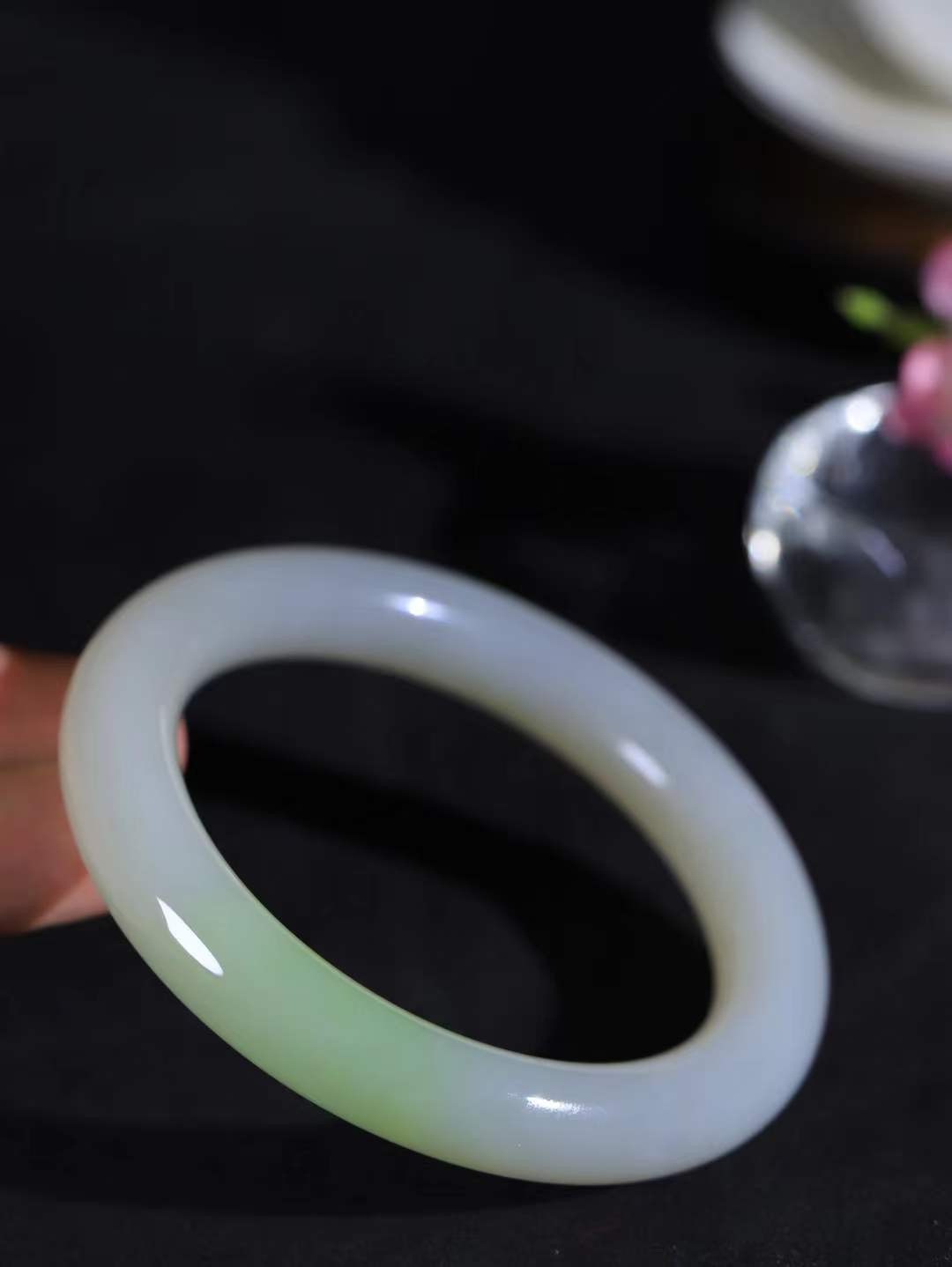 【翠色怡人.手镯】

精品和田玉翠青手镯，精品超级美镯，玉质细腻饱满，️温润脂香，仙雾缥缈，怡静如画，意蕴十足～，戴于腕间，神秘与高贵并存，给人以出尘的风雅，优美脱俗，气质非凡。重59克 内径56.5mm尺寸11.3-10.7mm19402200A