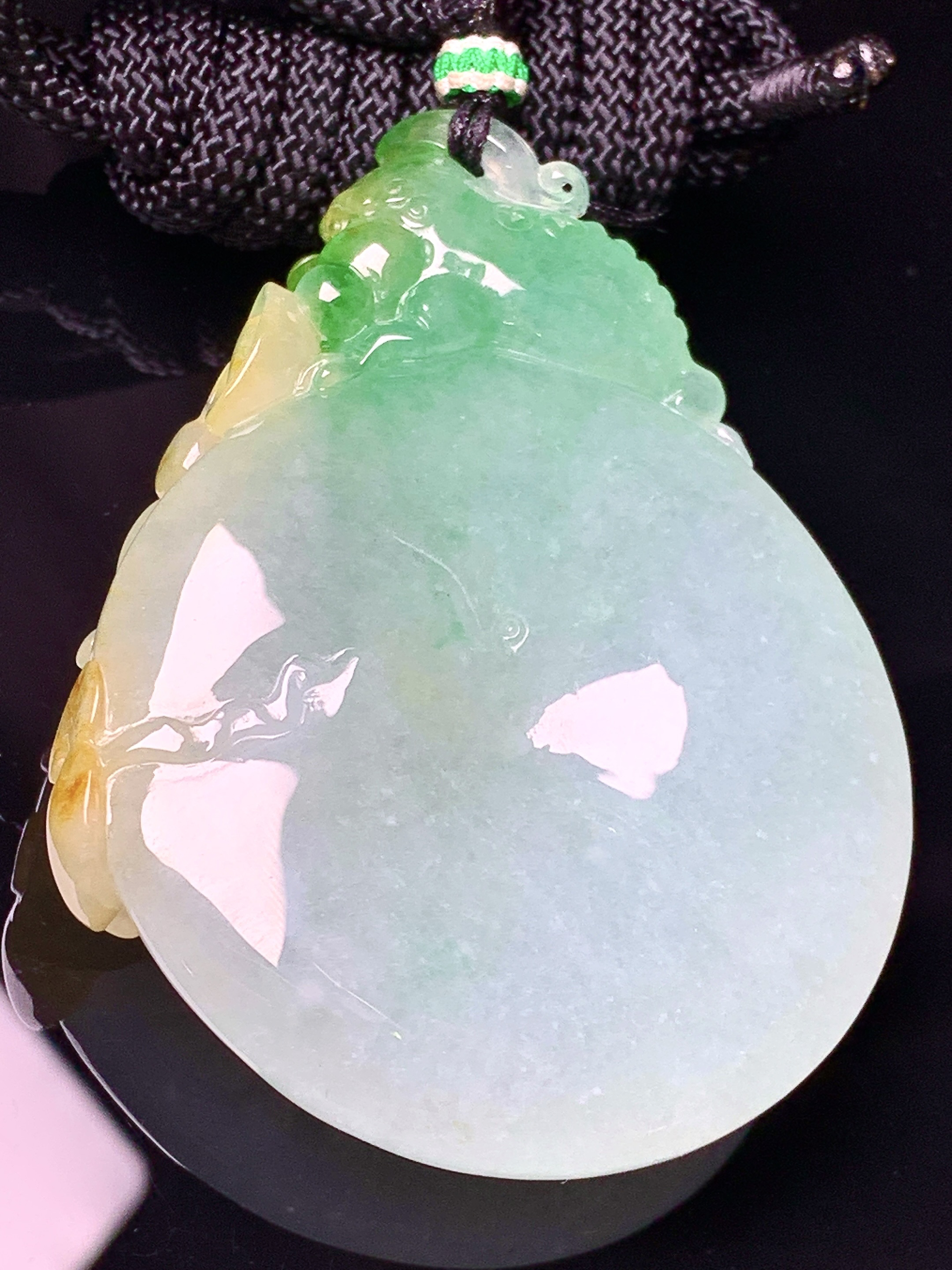 飘黄绿翡平安扣吊坠 玉质细腻 色泽艳丽清新 水润亮眼 整体尺寸60.6*45.5*11.2a5