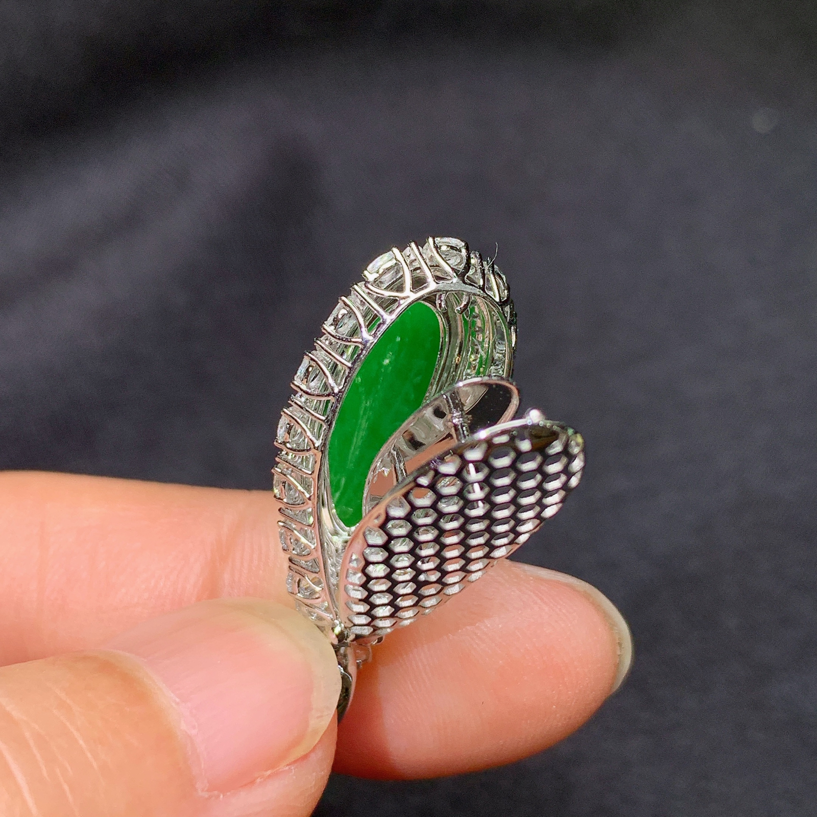 阳绿福瓜吊坠，18k金镶嵌，冰润色阳，玉质细腻，种水足，B1 尺寸28.7*11.5*8.3