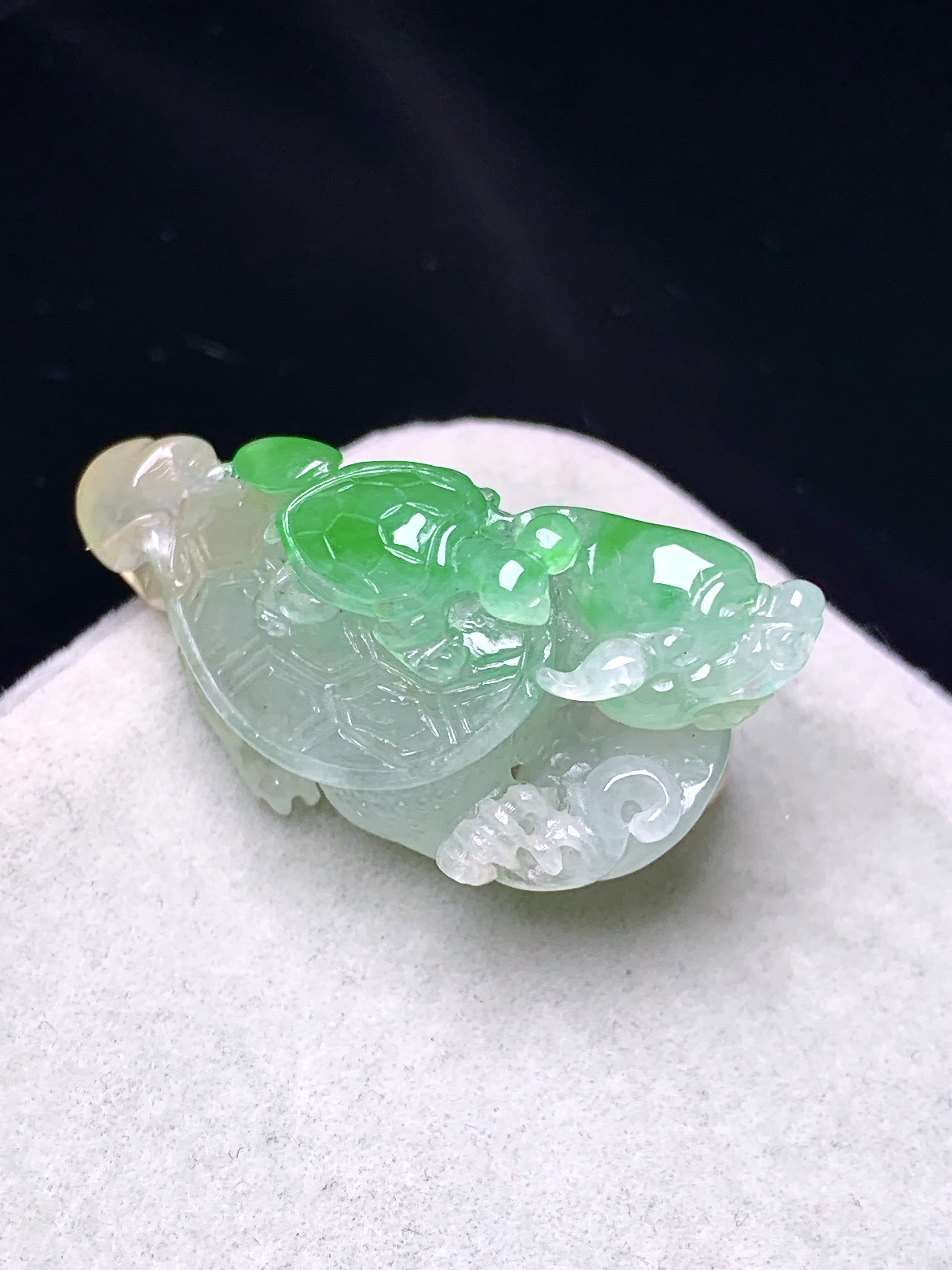 飘黄绿翡龙龟吊坠 玉质细腻 色泽艳丽清新 水润亮眼 整体尺寸34.8*17*16a5