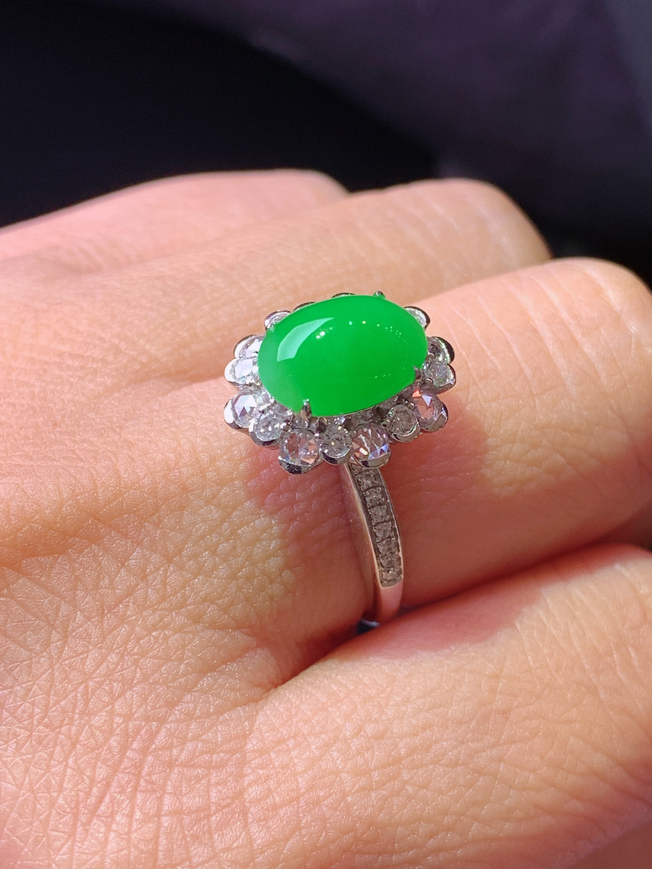 18k金钻镶嵌冰阳绿蛋面戒指 玉质细腻 色泽艳丽清新 水润亮眼 圈口14 整体尺寸14.5*12.2*11b7