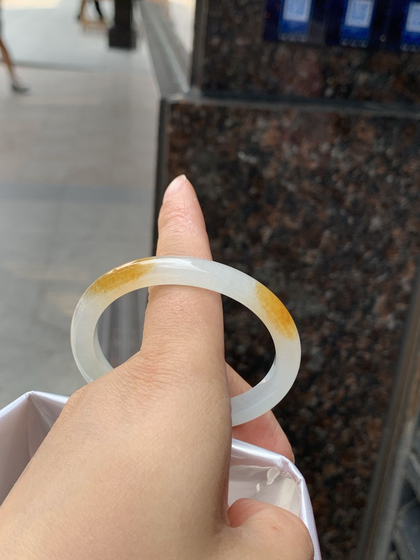 冰黄翡贵妃，51.3-44.2-7.8-6.6，0426-66-01939，底妆冰透有光感，果冻底，像刚切开的百香果果肉，清润透亮，水头十足显白不挑皮，无裂