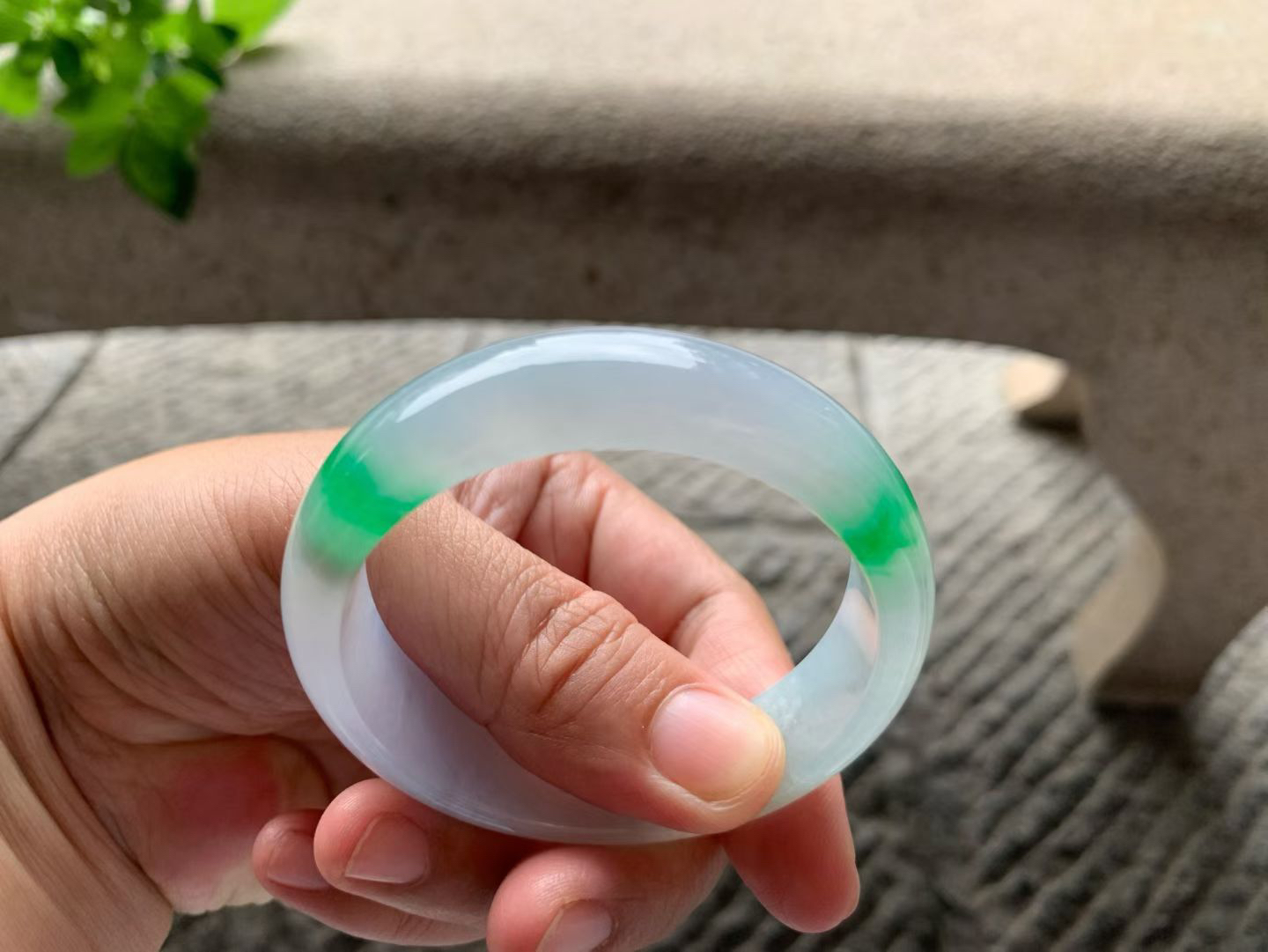 正阳绿正圈手镯尺寸52.5*14.5*7.5 老种通透，纯净细腻，胶润水足，微淡粉底，翠色正阳鲜辣，青翠耀眼，贵气十足！