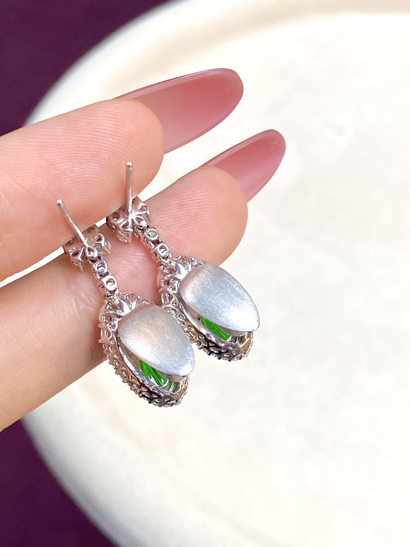 ️冰种辣绿树叶耳坠，色浓郁，金枝玉叶，上身存在感很强，很修饰脸型：27/9.8/6.3，裸石：11.3/7.1/2.5mm，无裂