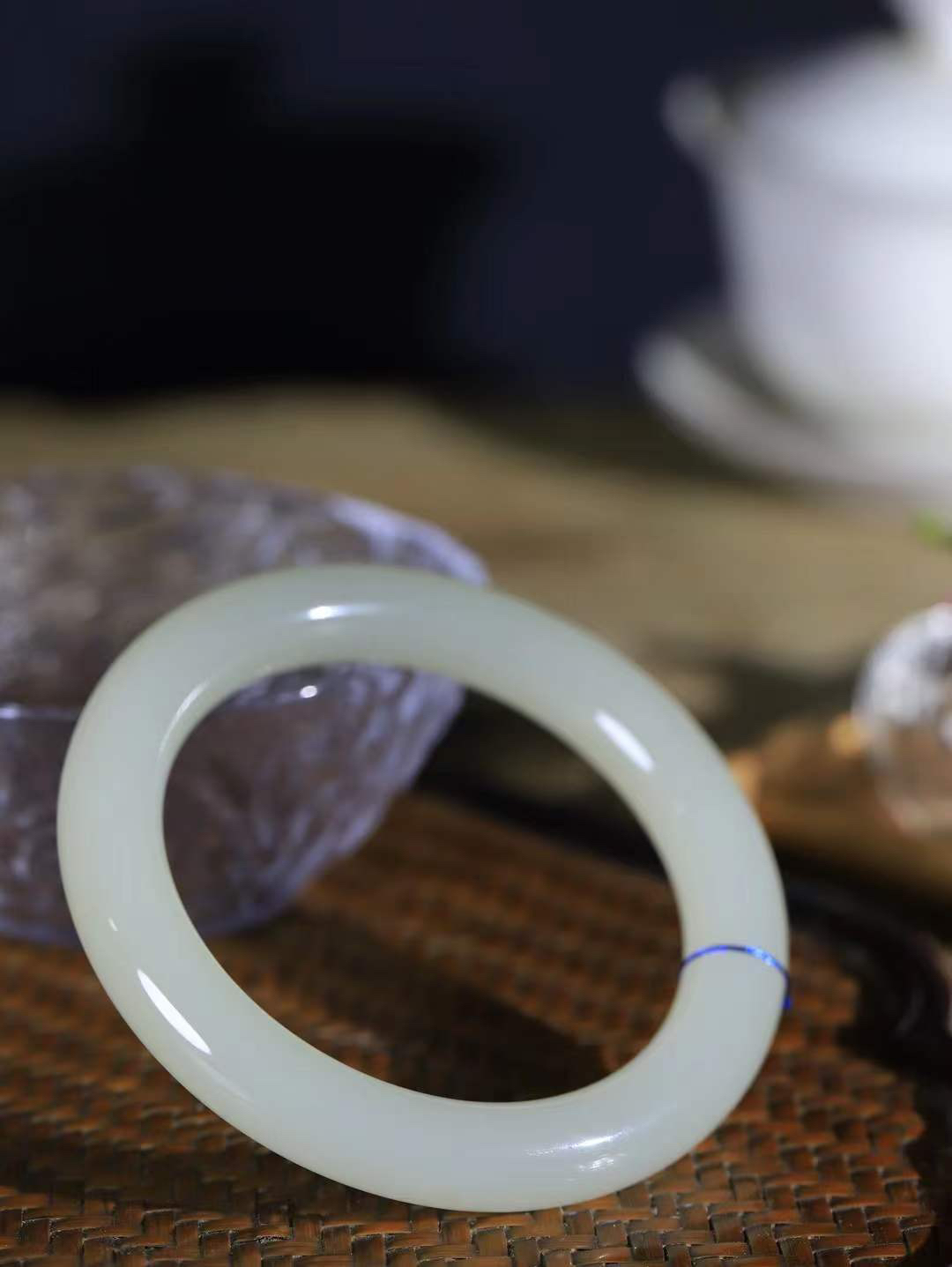 【腕间柔情.手镯】   

精品和田玉荔枝冻手镯 玉质温润细腻 油性十足 古朴秀雅 轻抚岁月的栏杆软香温玉，腕间玉镯轻轻晃动，令人情动心间，撷一缕月末的芬芳，把心思铺陈，时光静美，惟有你最温柔。重62克   尺寸58.5-11.3-10.9mm  46402255A