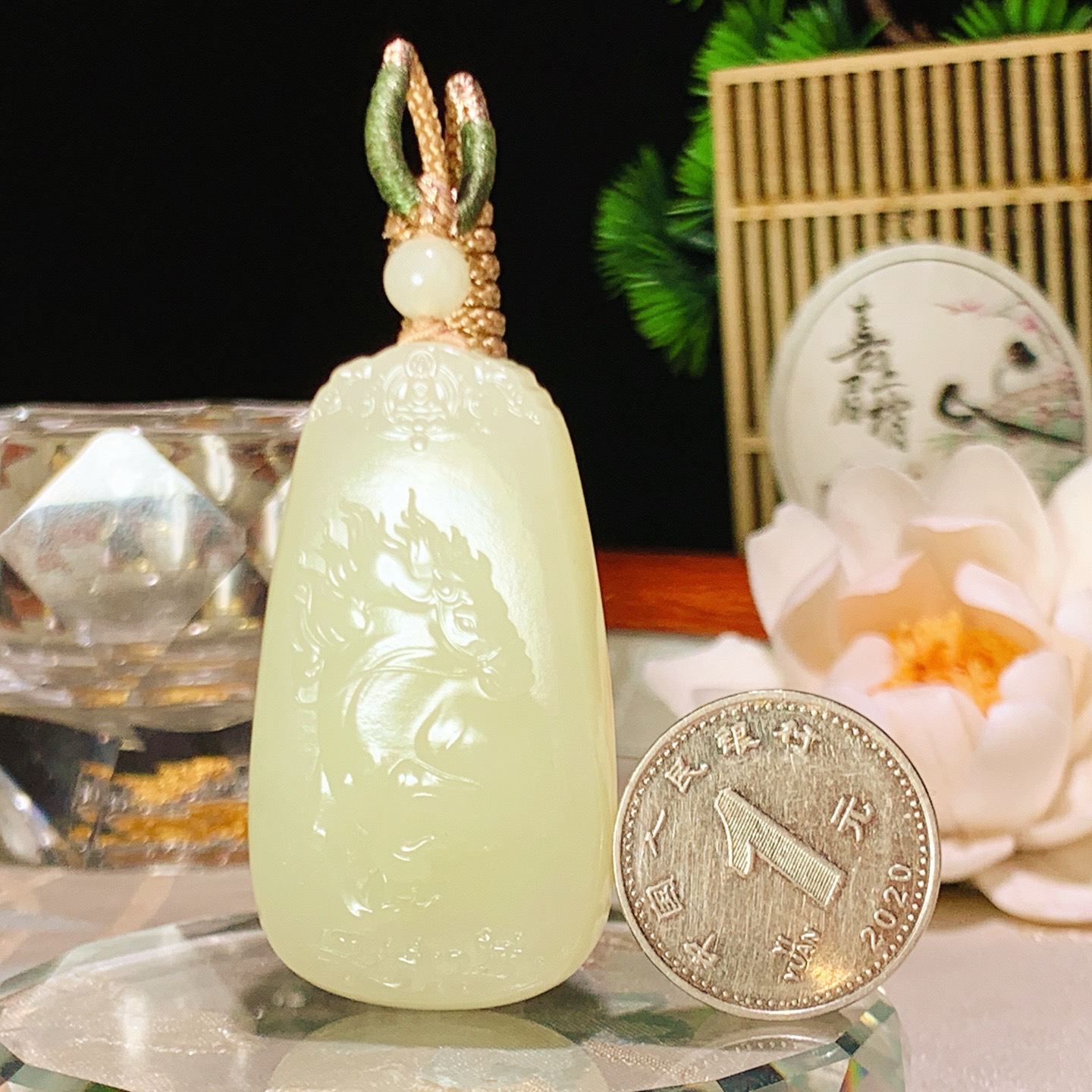 新疆和田玉若羌黄口料一马当先马挂件。尺寸45/25/10重26.5克 玉质细腻油润 底色纯净 脂粉好，品质好。lt260425