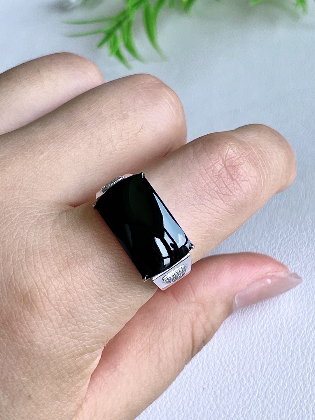 墨翠马鞍戒指，18k金镶嵌，无裂，性比高，18-10.5-2.6，21.5号，4.4克