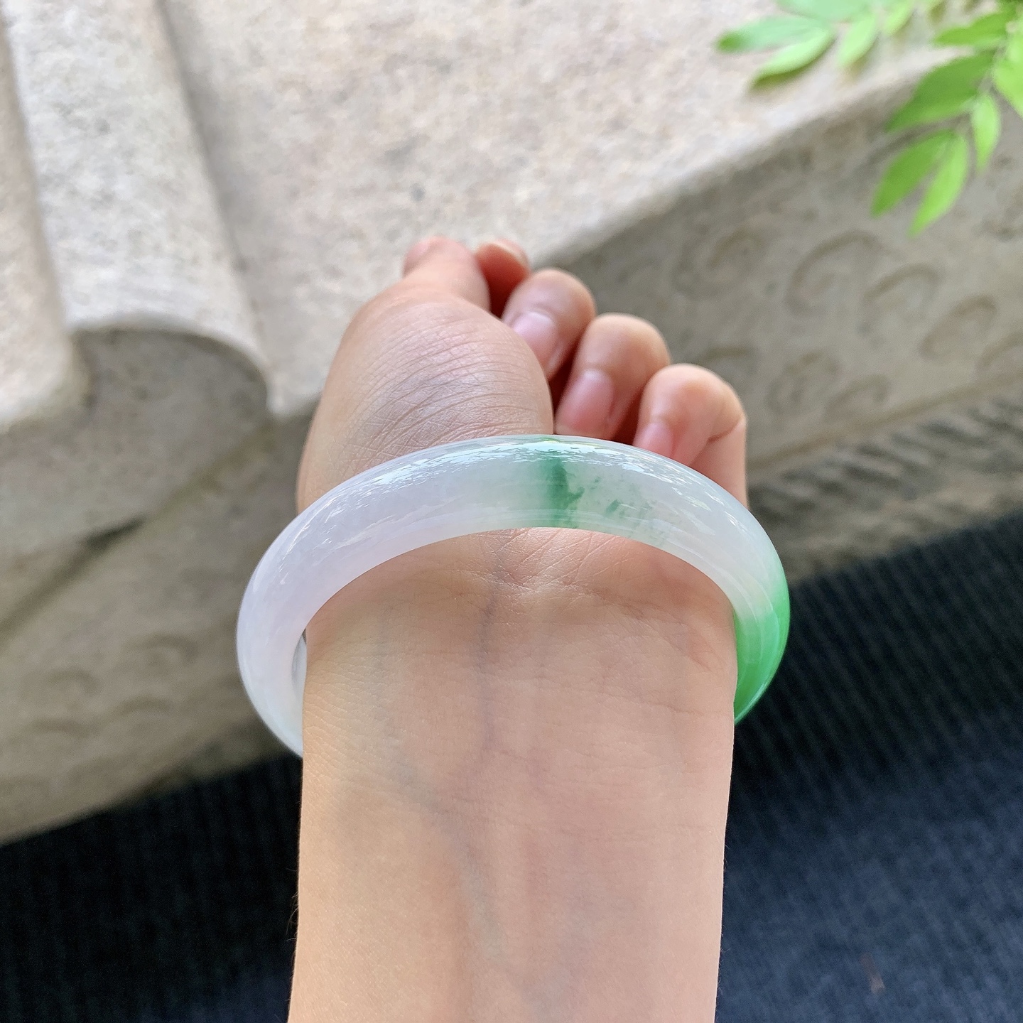正圈55 56【圈口】56.5/11.5/7.5【编码】G7070562【描述】糯冰飘阳绿，水润，种老，细腻，打灯有棉线