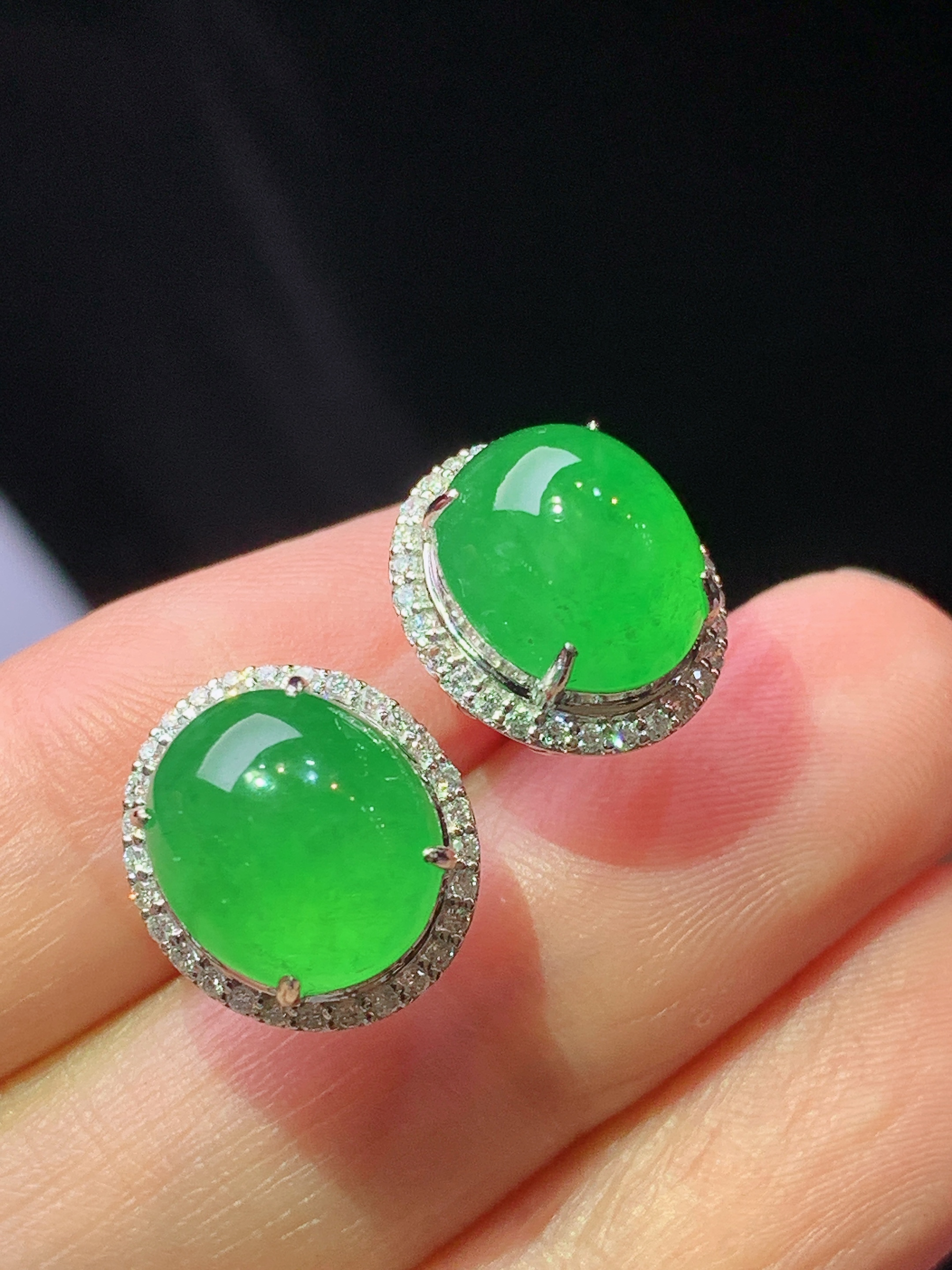 18k金钻镶嵌冰阳绿蛋面耳钉 玉质细腻 色泽艳丽清新 水润亮眼 整体尺寸13*11.8*9.5f1