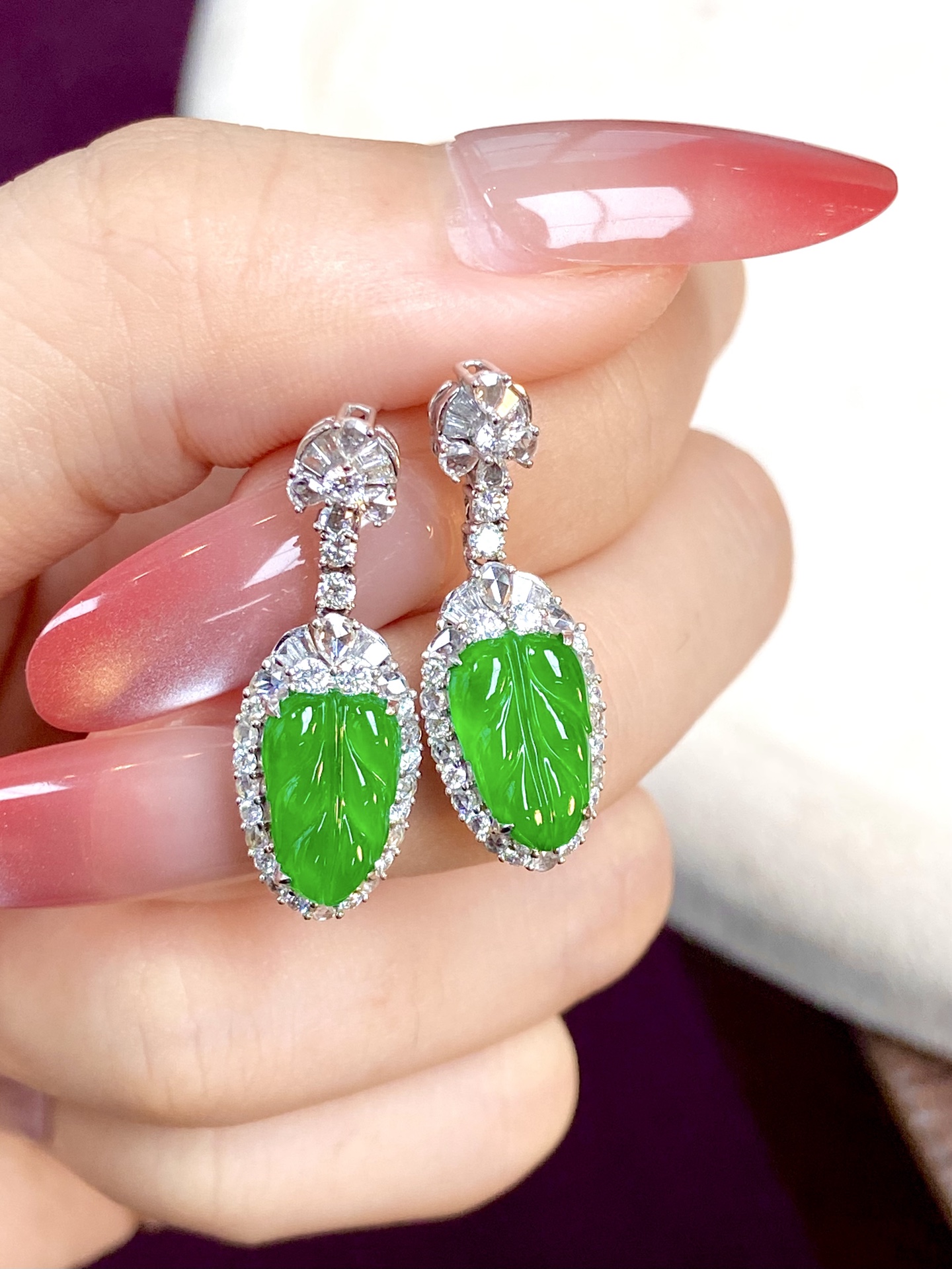 ️冰种辣绿树叶耳坠，色浓郁，金枝玉叶，上身存在感很强，很修饰脸型：27/9.8/6.3，裸石：11.3/7.1/2.5mm，无裂