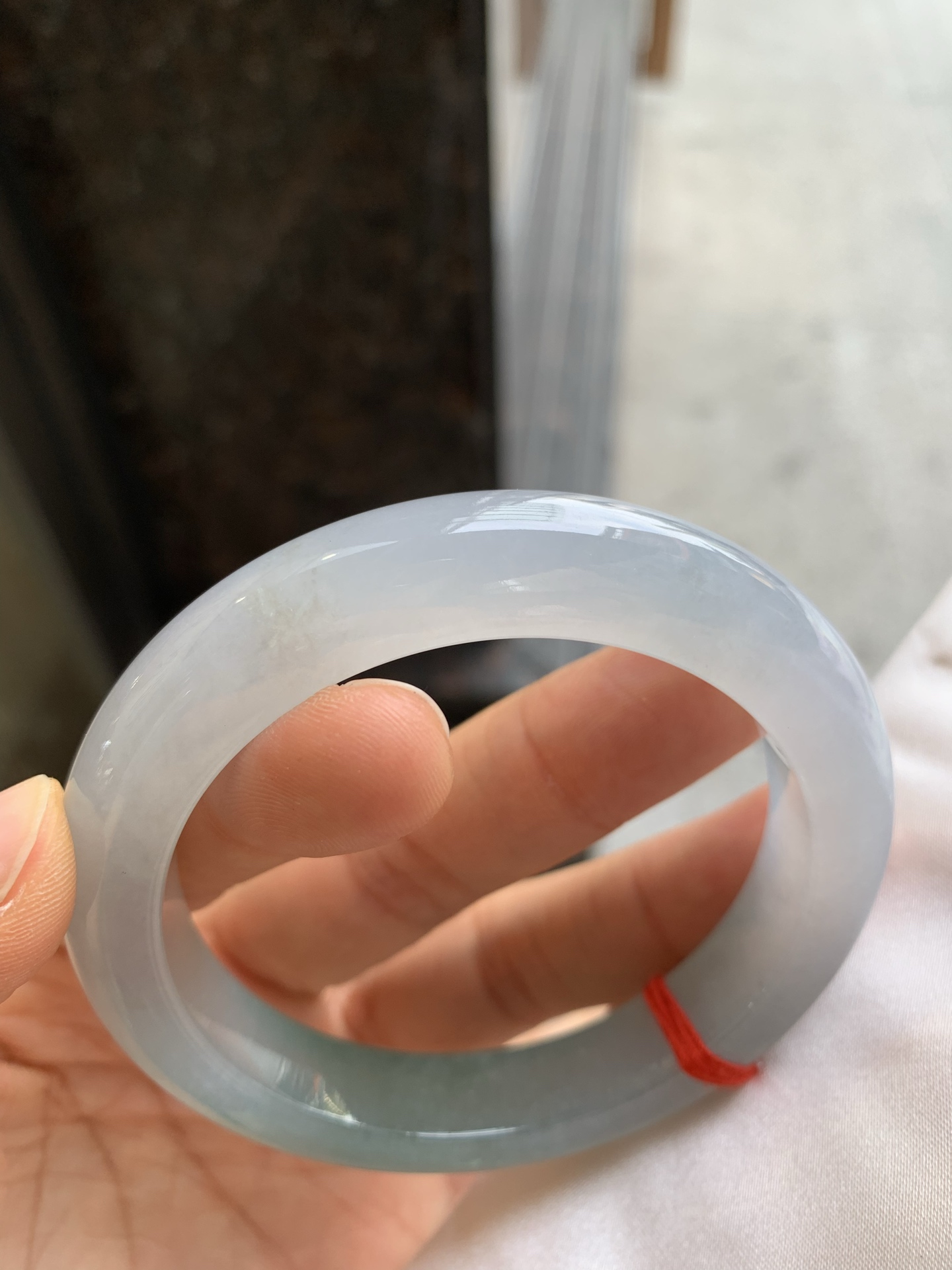 正圈冰种，有杂质，尺寸：59/11.8/10，大圈口