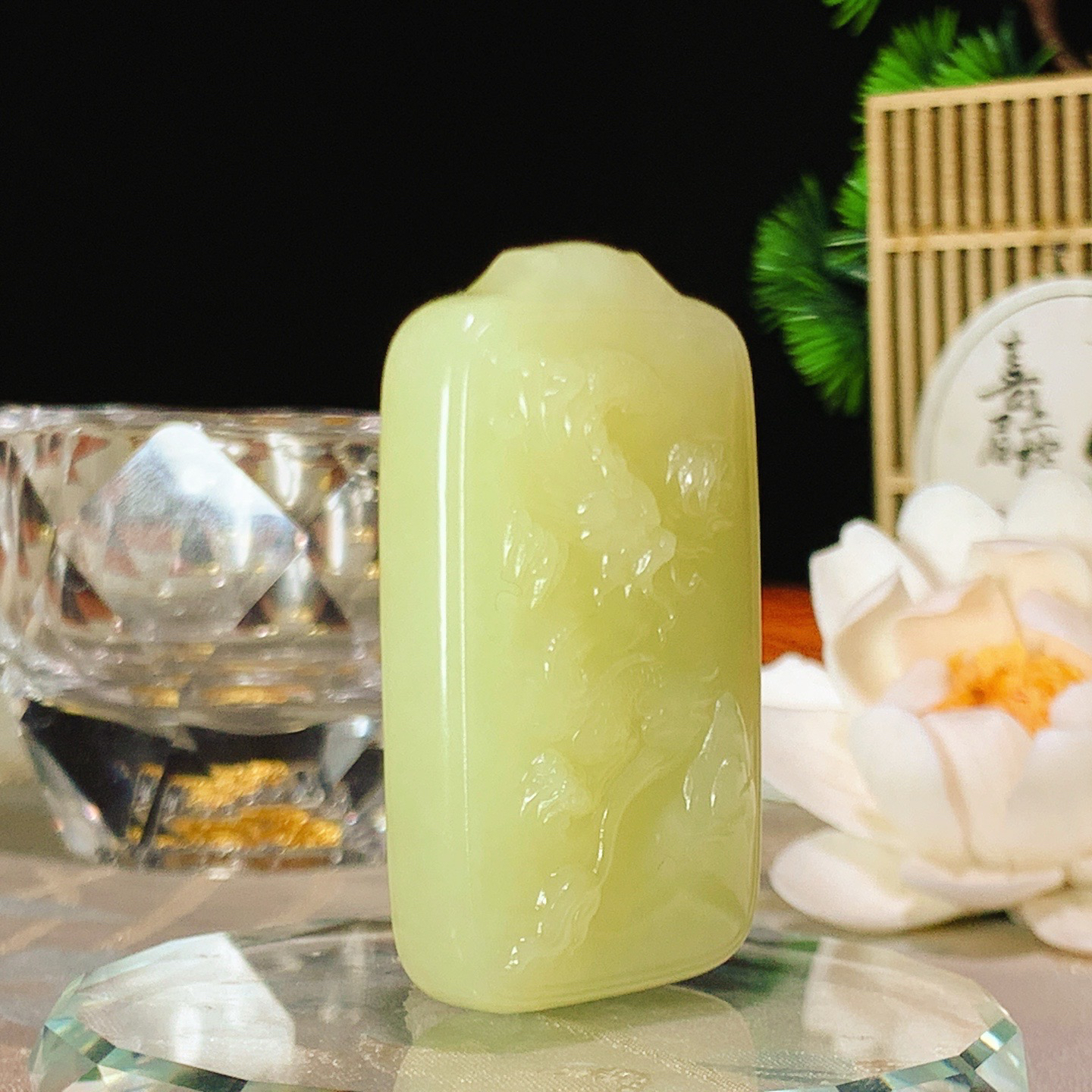 新疆和田玉若羌黄口料龙行天下龙挂件。尺寸51/31/11重40.5克 玉质细腻油润 底色纯净 脂粉好，品质好。lt260425