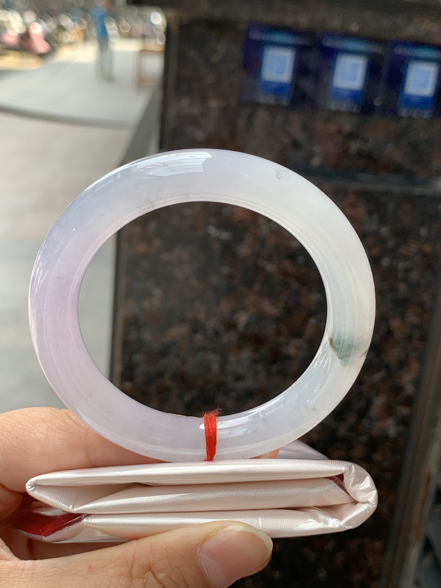 冰紫飘花圆条，54.5-10.7-10.2，0426-118-35，打灯细纹，表皮微扣，底妆冰润清透如初雪，烟紫漫溢若晨曦，翡色灵花随光舞动，似水墨晕染的江南画卷，腕间流转一抹诗意浪漫