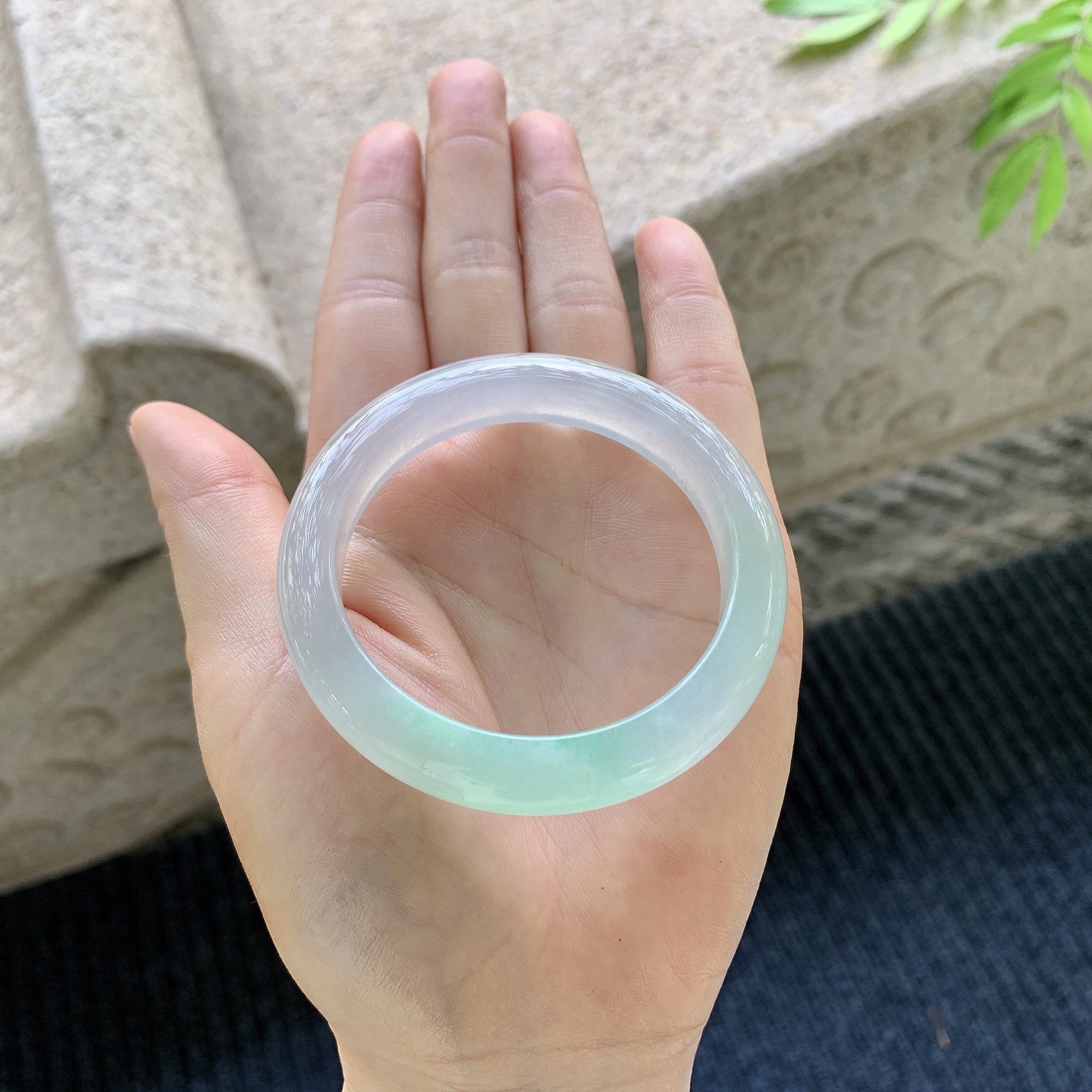 正圈50 51，圈口50.3/10/7.8，编码G7080253，描述糯冰飘绿，水润，种老，细腻，打灯有絮线