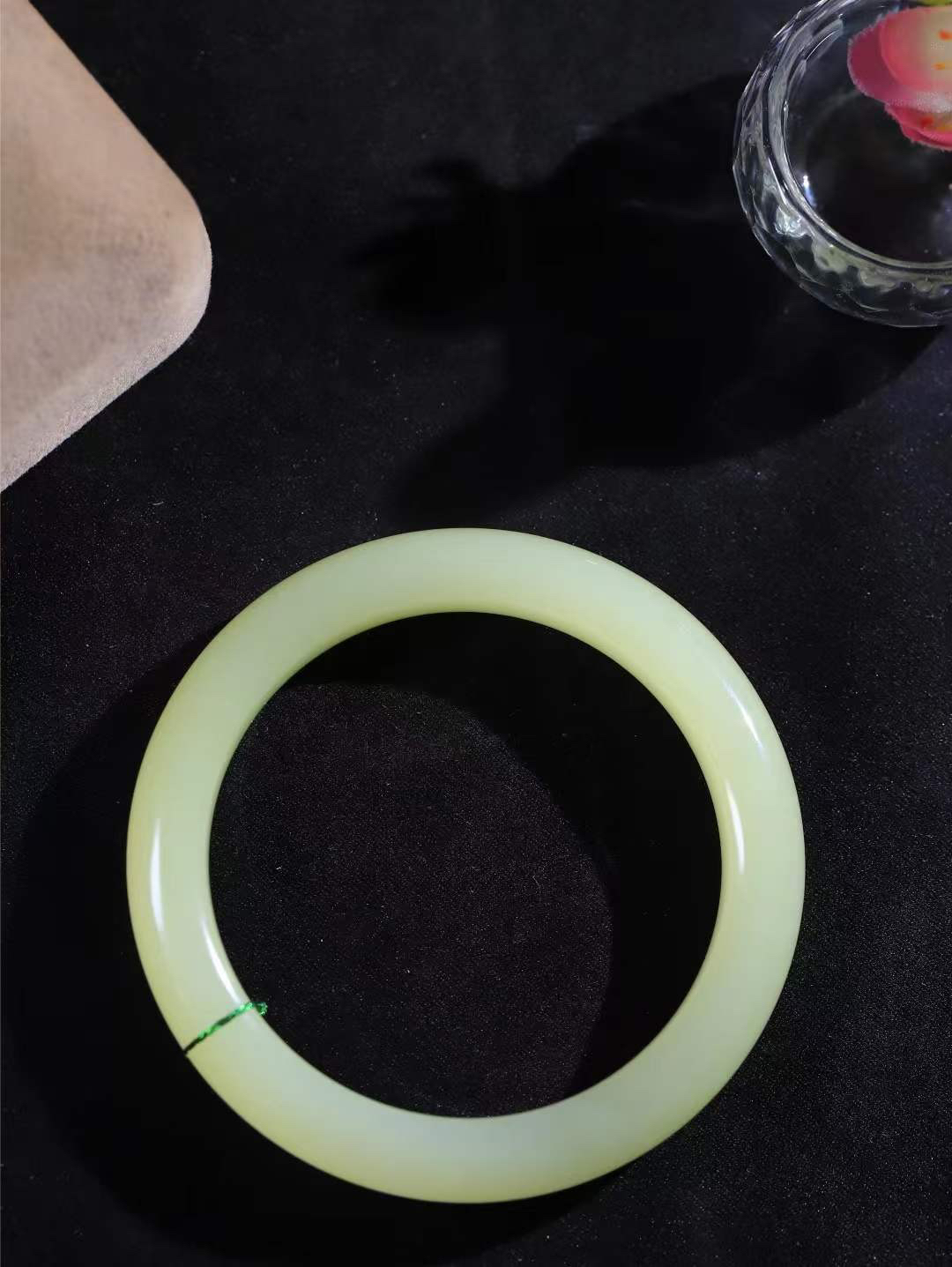 （冬日暖阳.手镯）

精品️和田玉黄口手镯 质地油润，大气雅致，清风明月潺潺，浮浮洗尽铅华随于心，净于念……重46.7克  尺寸55-10.9-8.9mm fDA-99402274