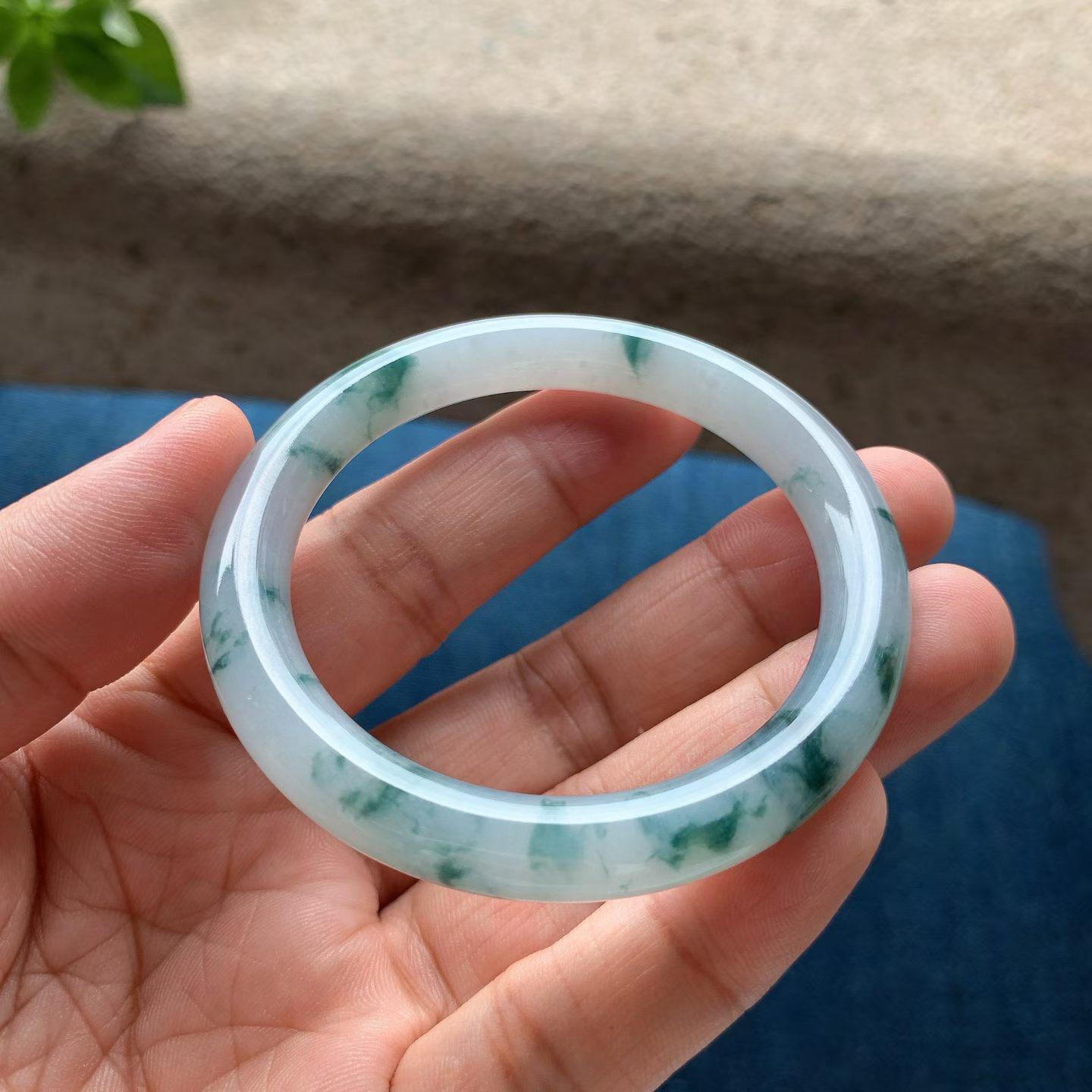 飘蓝花圆条手镯尺寸51.5*8*8 种质细腻，釉洁水润，蓝花灵动飘逸，栩栩如生！