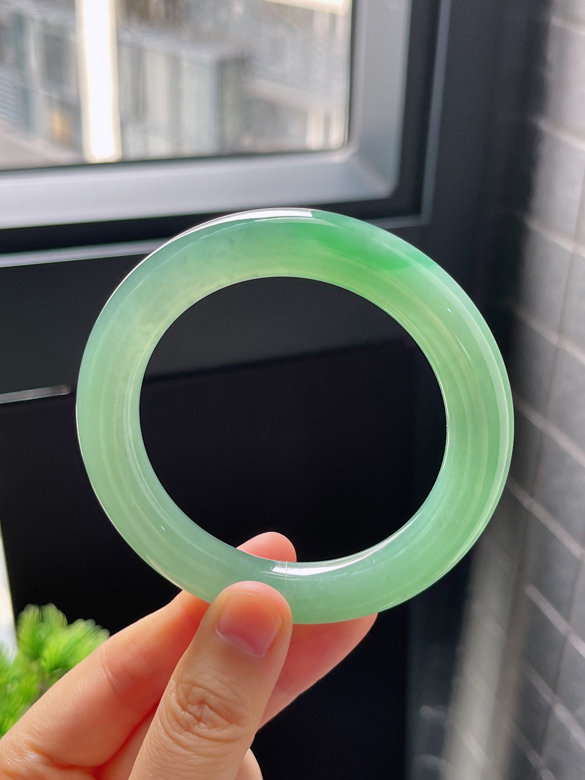 圆镯54.8圈口，翡翠冰糯种绿色手镯