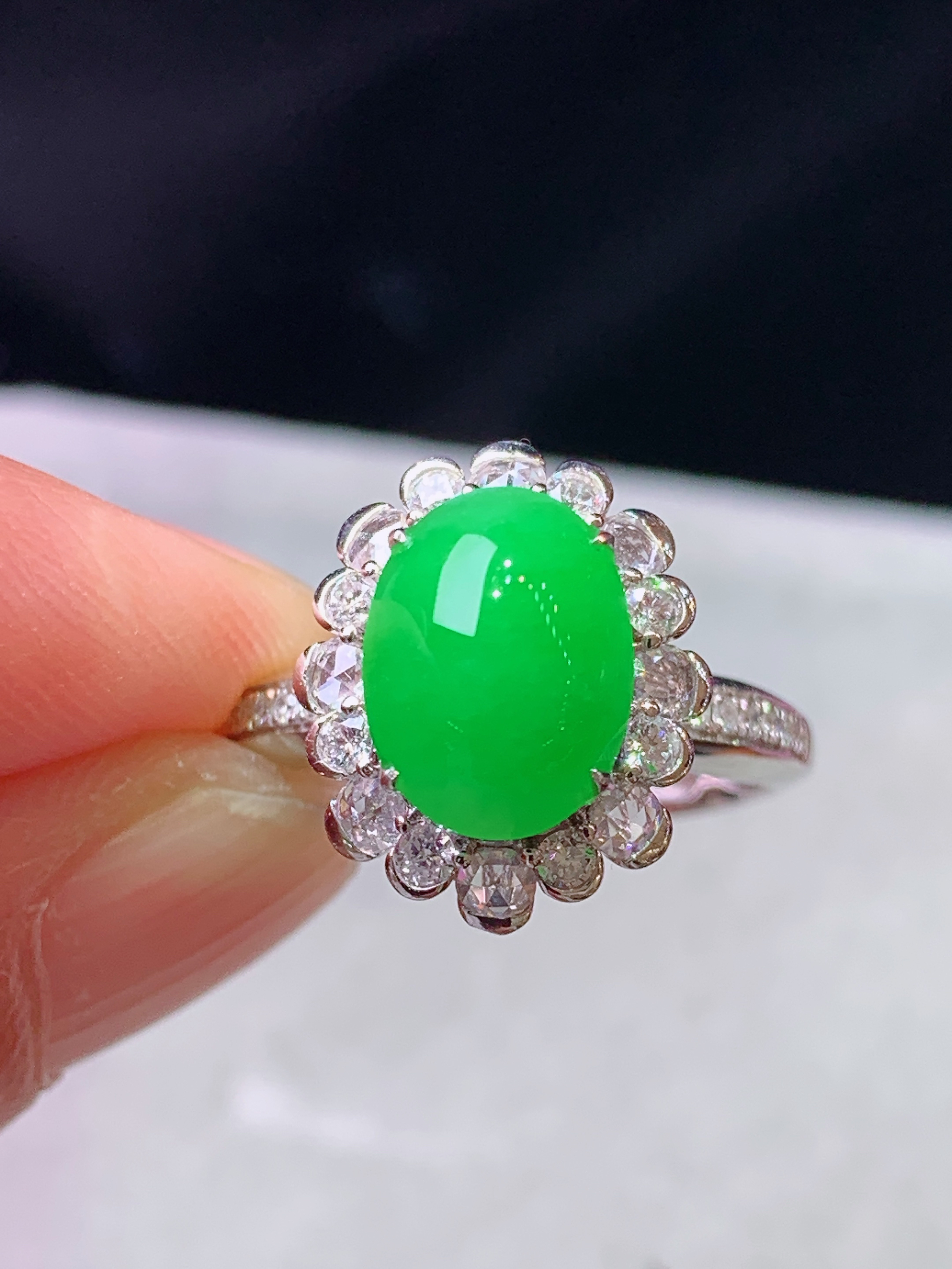 18k金钻镶嵌冰阳绿蛋面戒指 玉质细腻 色泽艳丽清新 水润亮眼 圈口14 整体尺寸14.5*12.2*11b7